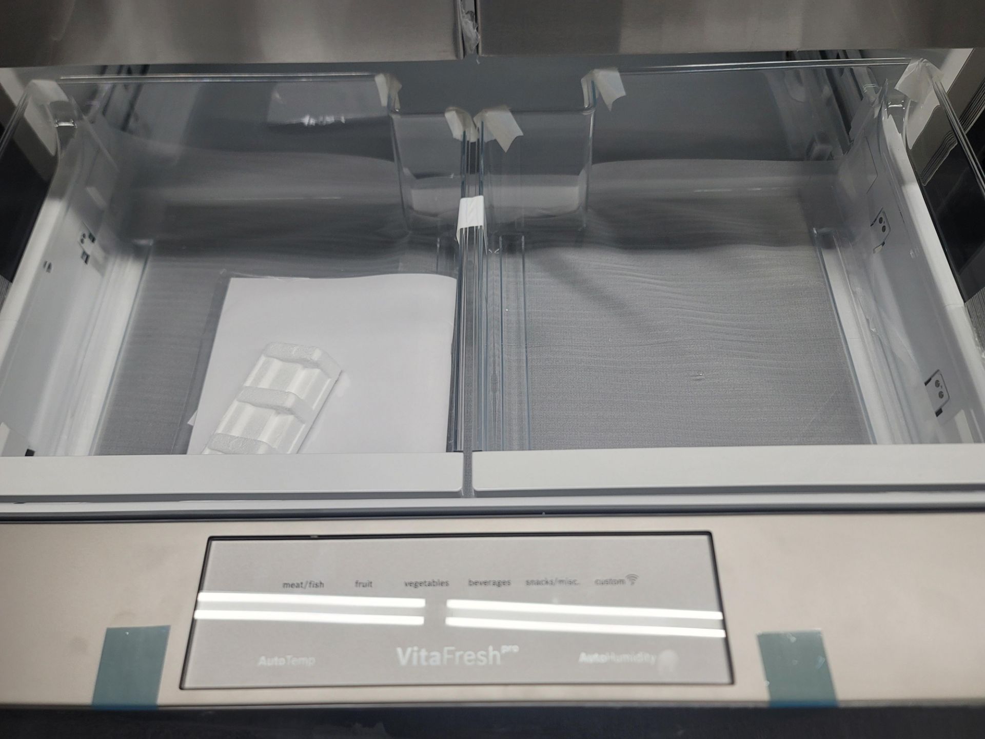 BOSCH 800 SERIES 36" SMART COUNTER DEPTH FRENCH DOOR 14.5 CU. FT. REFRIGERATOR / 6.0 CU. FT. FREEZER - Image 3 of 5