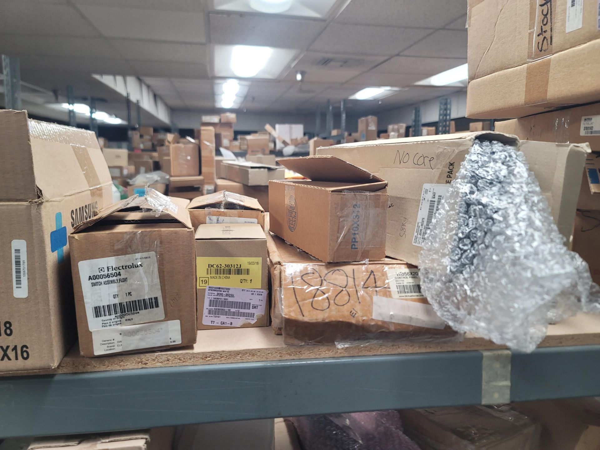 LOT - 8' SHELF UNIT W/ CONTENTS OF APPLIANCE REPLACEMENT PARTS - Image 12 of 26