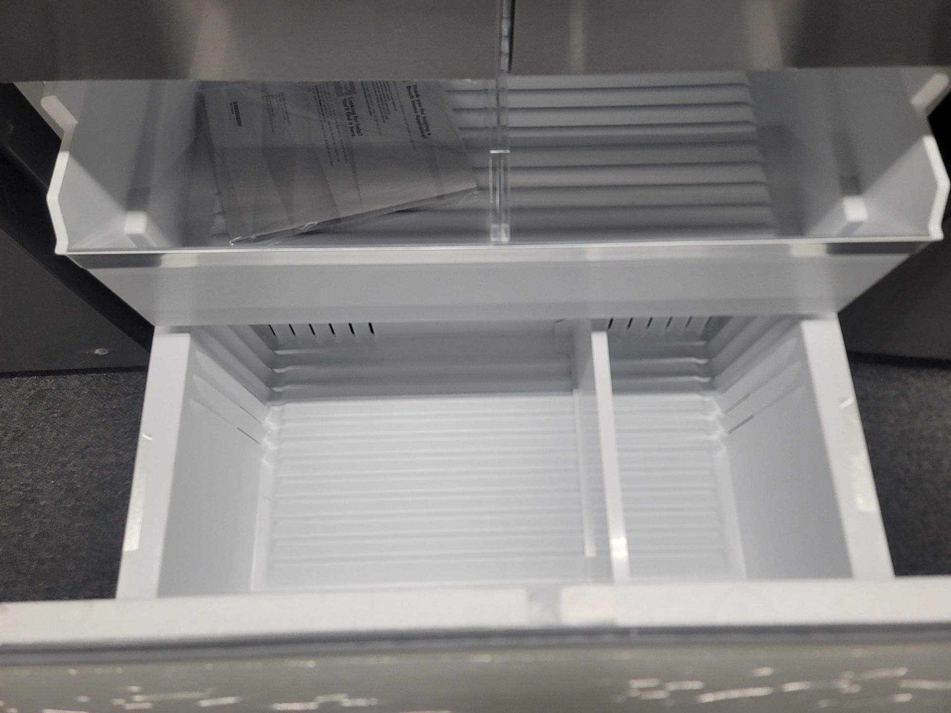 BOSCH 500 SERIES 36" SMART FREESTANDING FRENCH DOOR 18 CU. FT. REFRIGERATOR / 8 CU. FT. FREEZER / 26 - Image 3 of 4