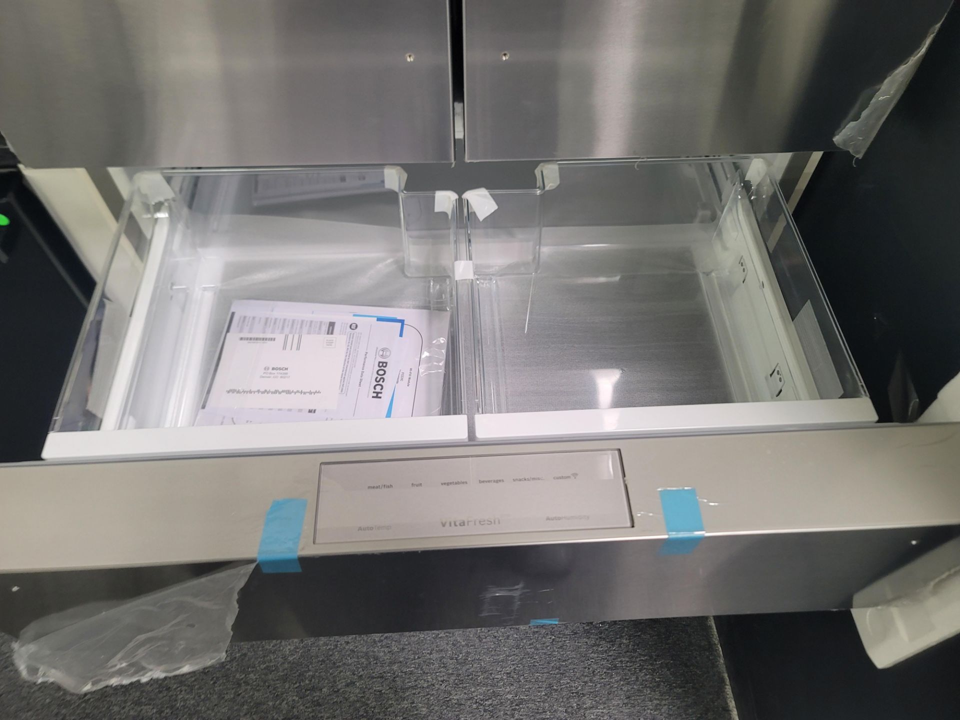 BOSCH 800 SERIES 36" COUNTER DEPTH FRENCH DOOR 14.5 CU. FT. REFRIGERATOR / 6.0 CU. FT. FREEZER / - Image 4 of 7