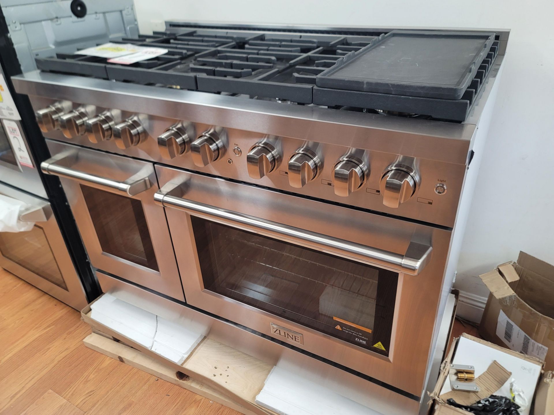 ZLINE 48" GAS RANGE W/ (8) GAS BURNERS AND 6.7 CU. FT. GAS DOUBLE OVEN IN STAINLESS STEEL, MODEL - Image 2 of 8