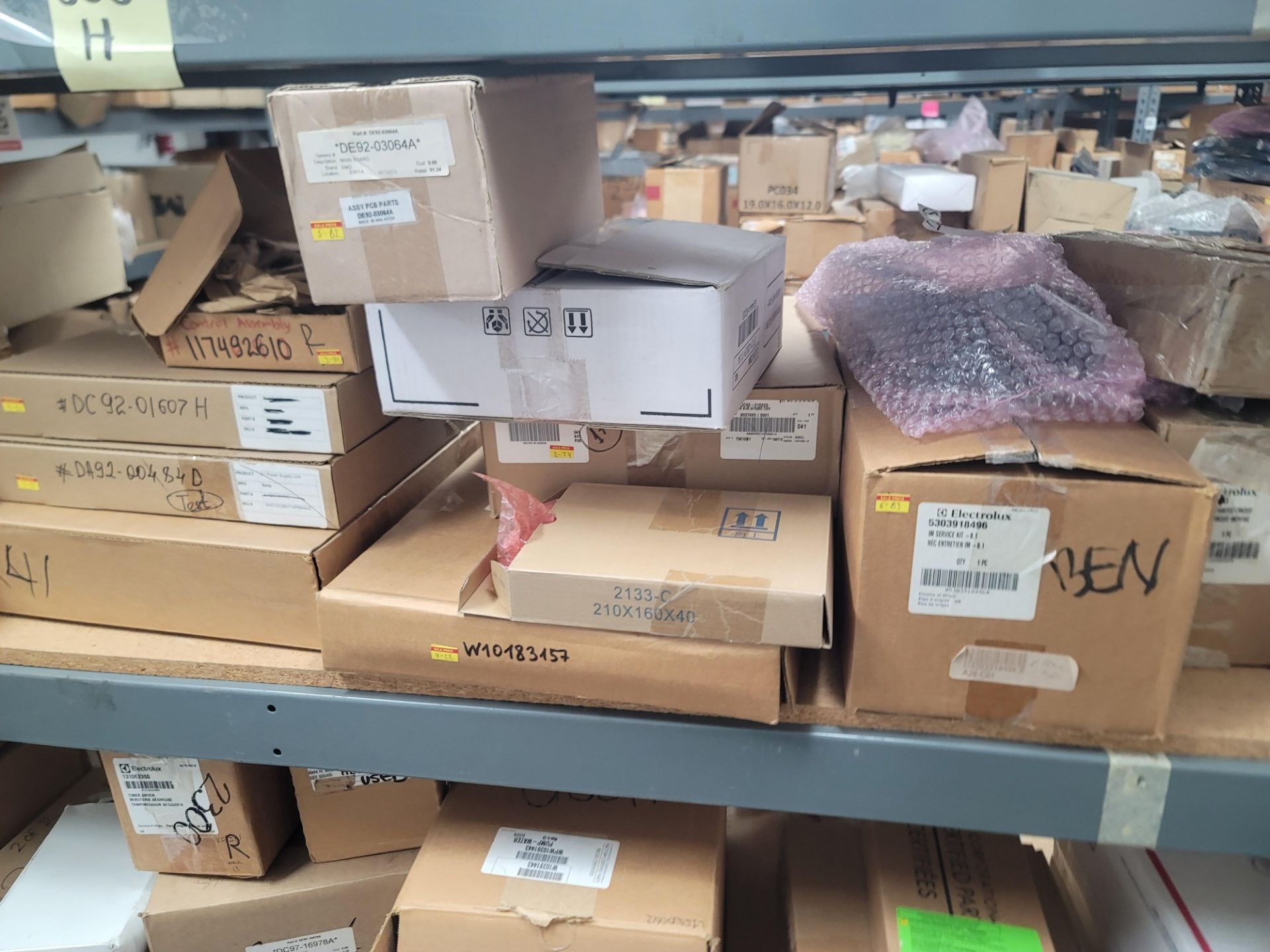 LOT - 8' SHELF UNIT W/ CONTENTS OF APPLIANCE REPLACEMENT PARTS - Image 17 of 26