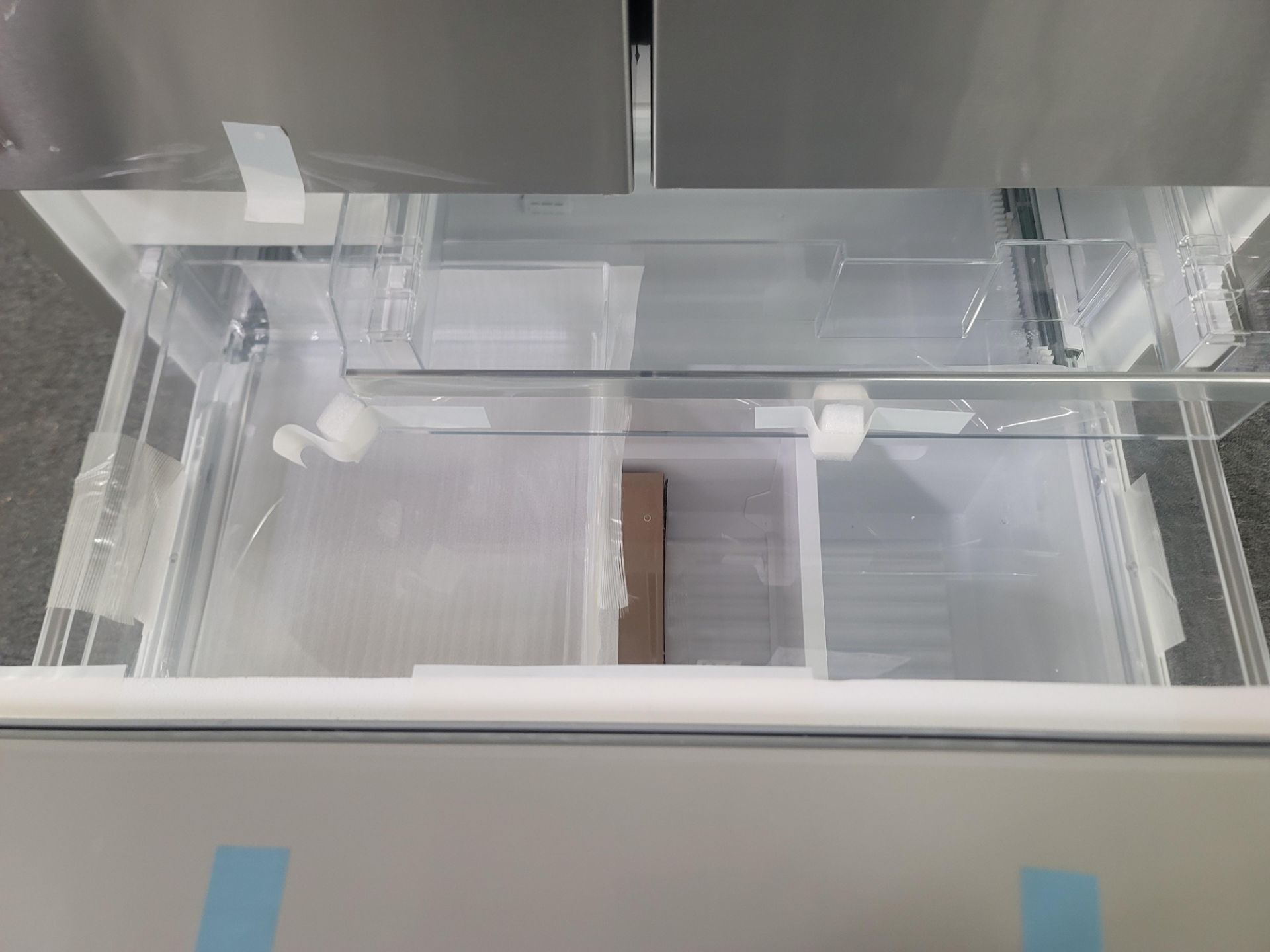 BOSCH 800 SERIES 36" SMART COUNTER DEPTH FRENCH DOOR 15 CU. FT. REFRIGERATOR / 6.0 CU. FT. FREEZER / - Image 3 of 4