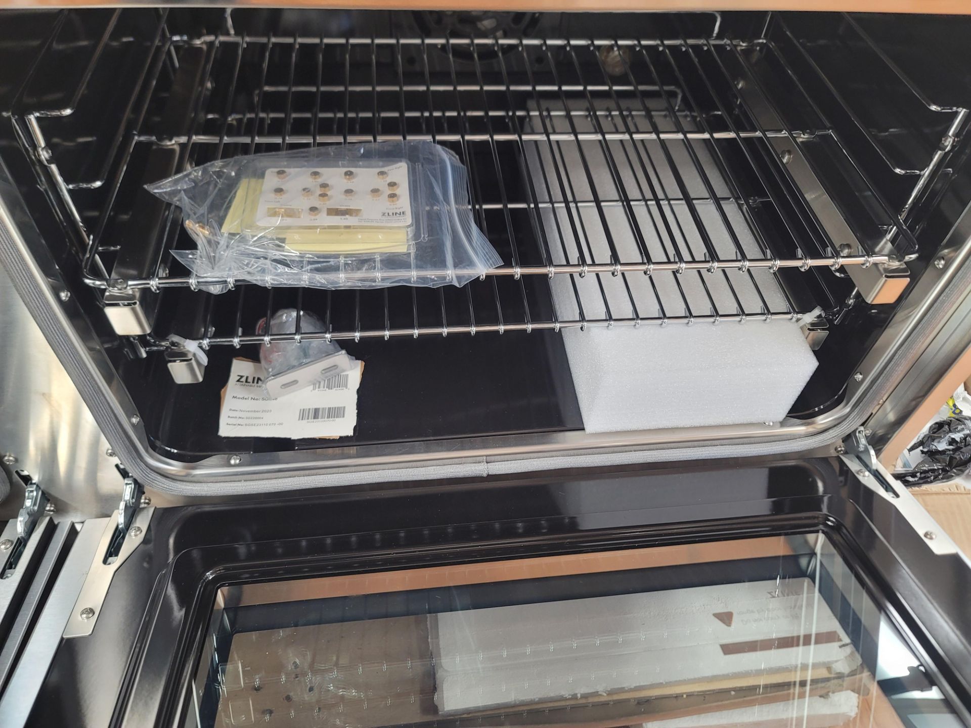 ZLINE 48" GAS RANGE W/ (8) GAS BURNERS AND 6.7 CU. FT. GAS DOUBLE OVEN IN STAINLESS STEEL, MODEL - Image 6 of 8