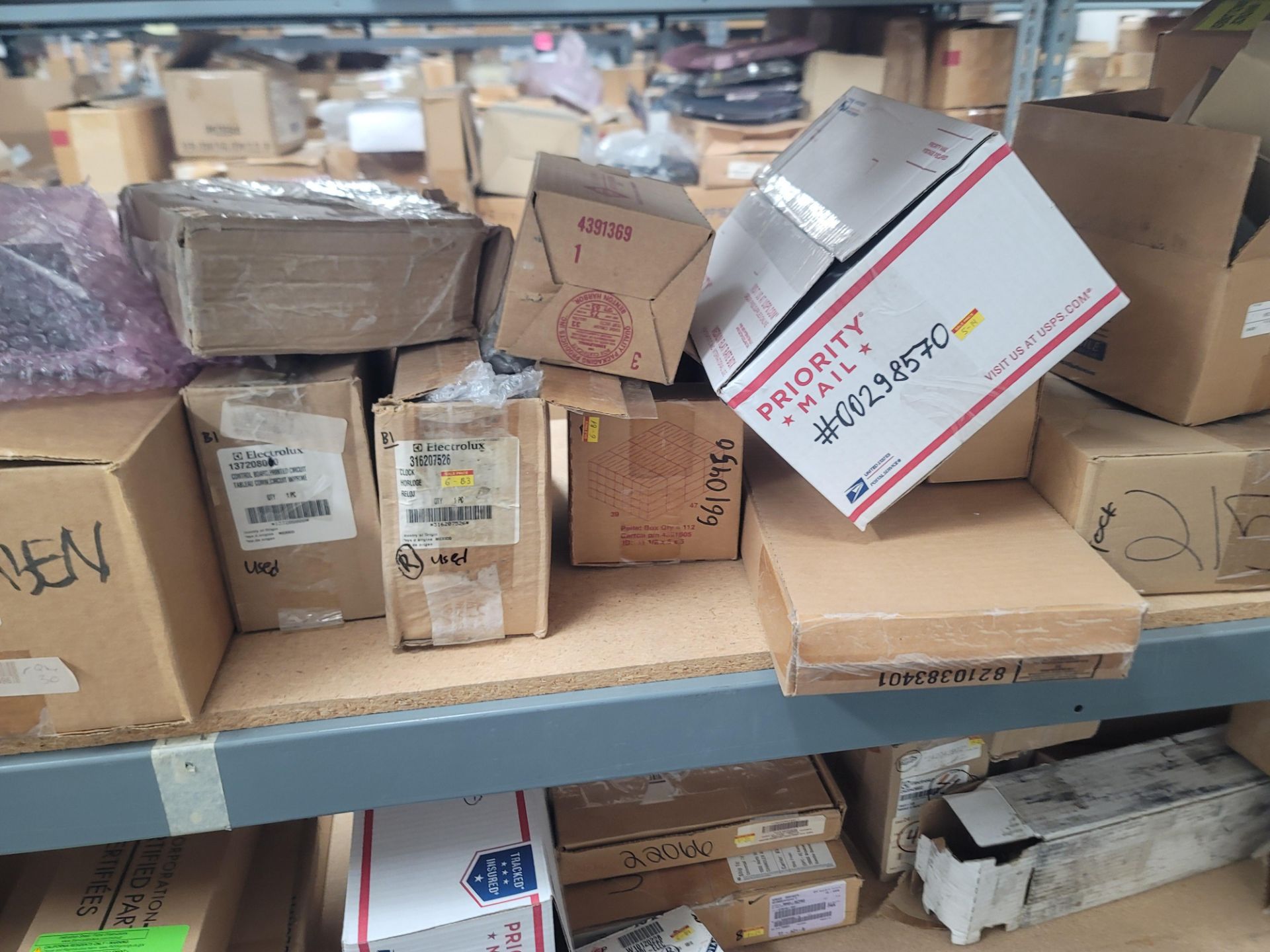 LOT - 8' SHELF UNIT W/ CONTENTS OF APPLIANCE REPLACEMENT PARTS - Image 16 of 26