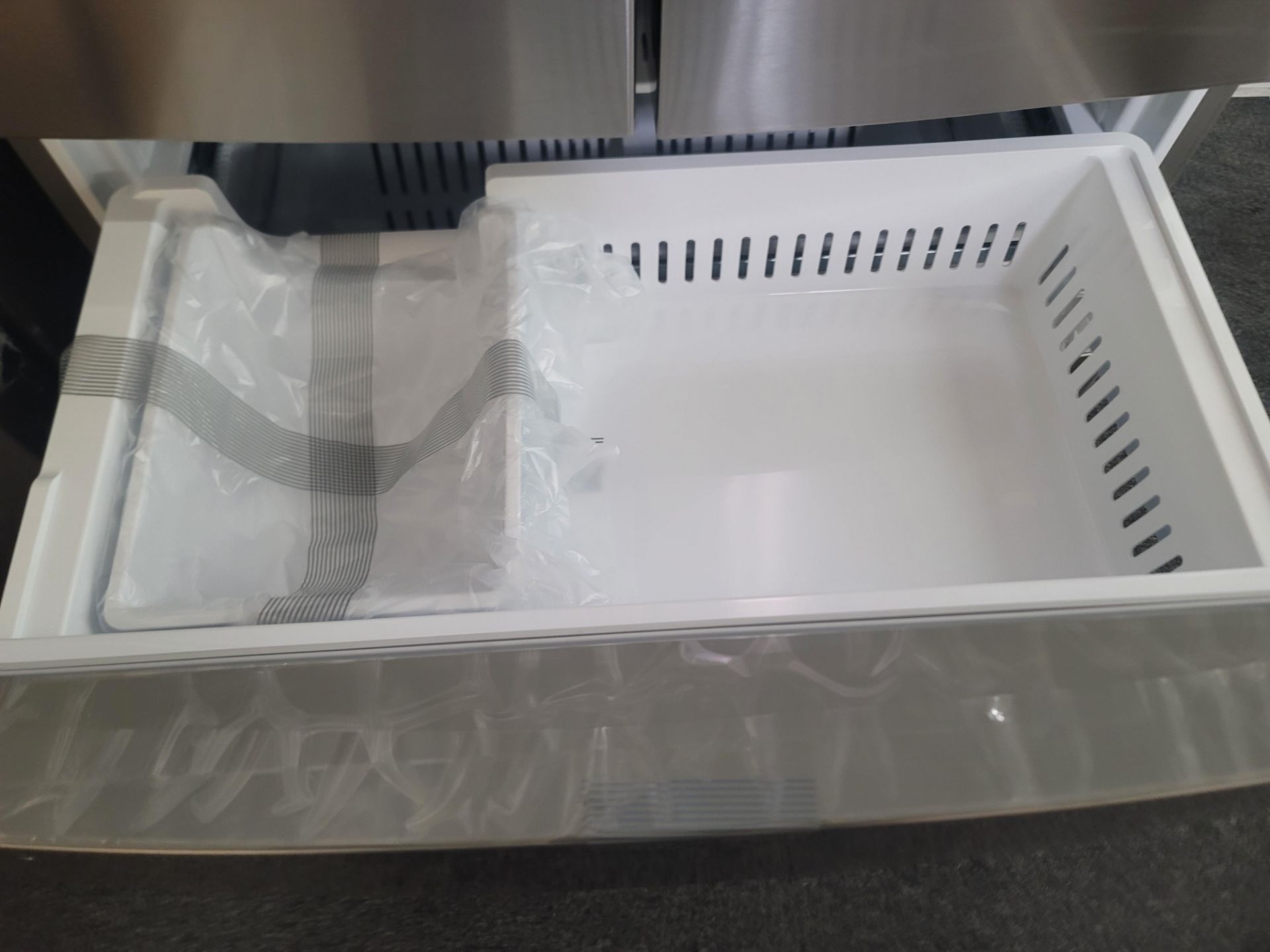 LG 36" SMART COUNTER DEPTH 4-DOOR FRENCH DOOR 14.8 CU. FT. REFRIGERATOR / 7.2 CU. FT. FREEZER / 22 - Image 3 of 5