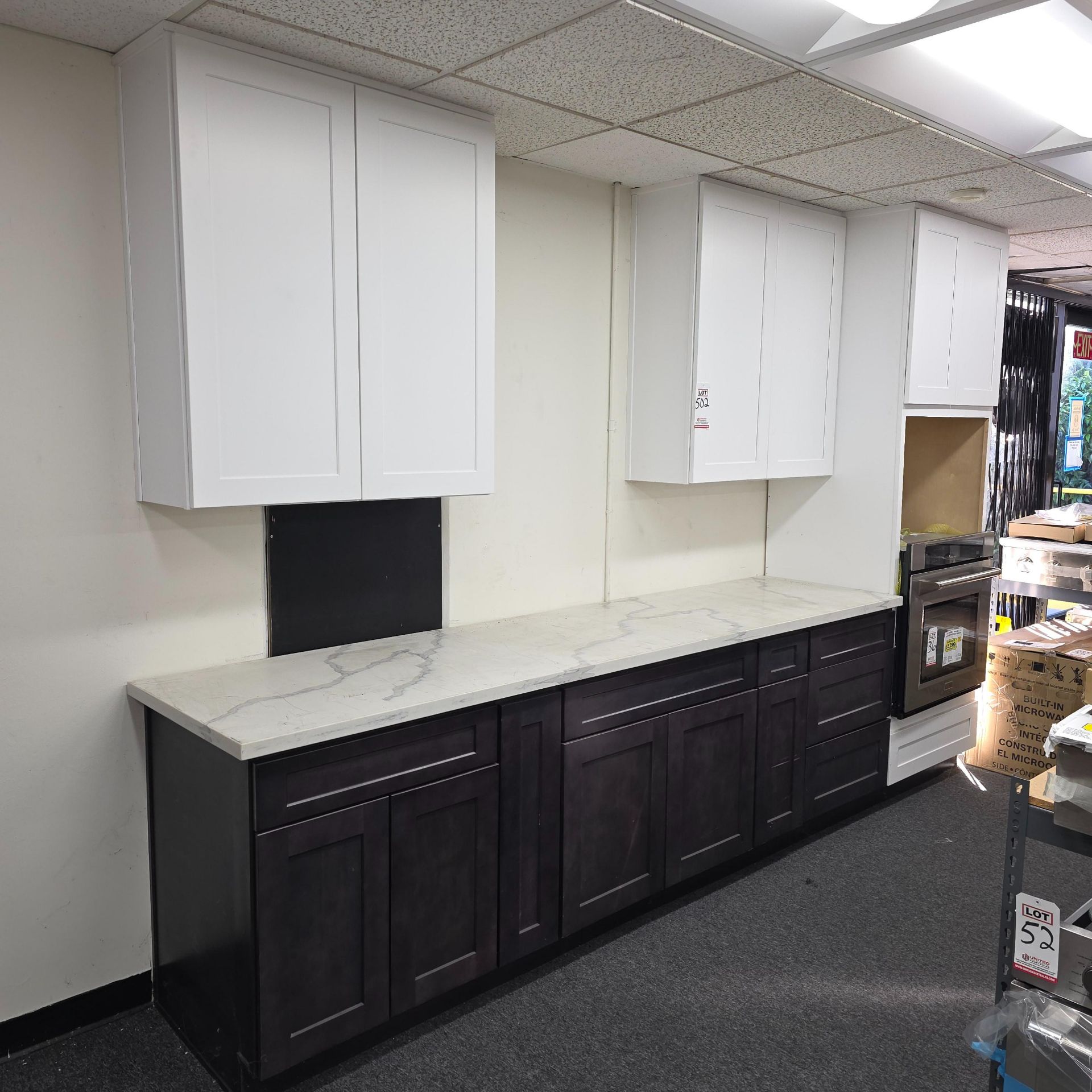 LOT - TWO-TONE KITCHEN CABINET SET W/ 9' OF BASE CABINETS, 31" OVEN CABINET AND (2) 35-1/2" WALL
