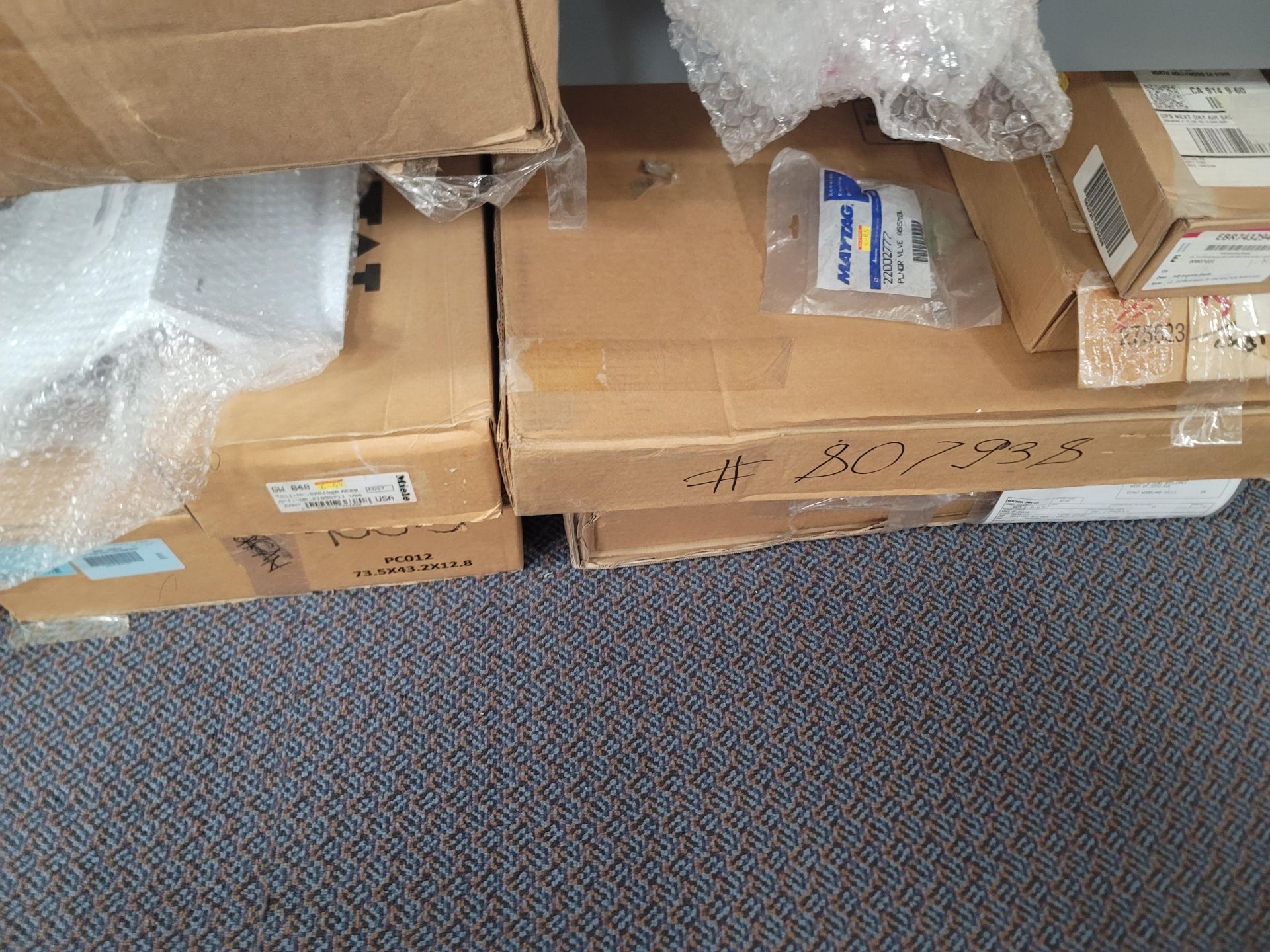 LOT - 8' SHELF UNIT W/ CONTENTS OF APPLIANCE REPLACEMENT PARTS - Image 15 of 17