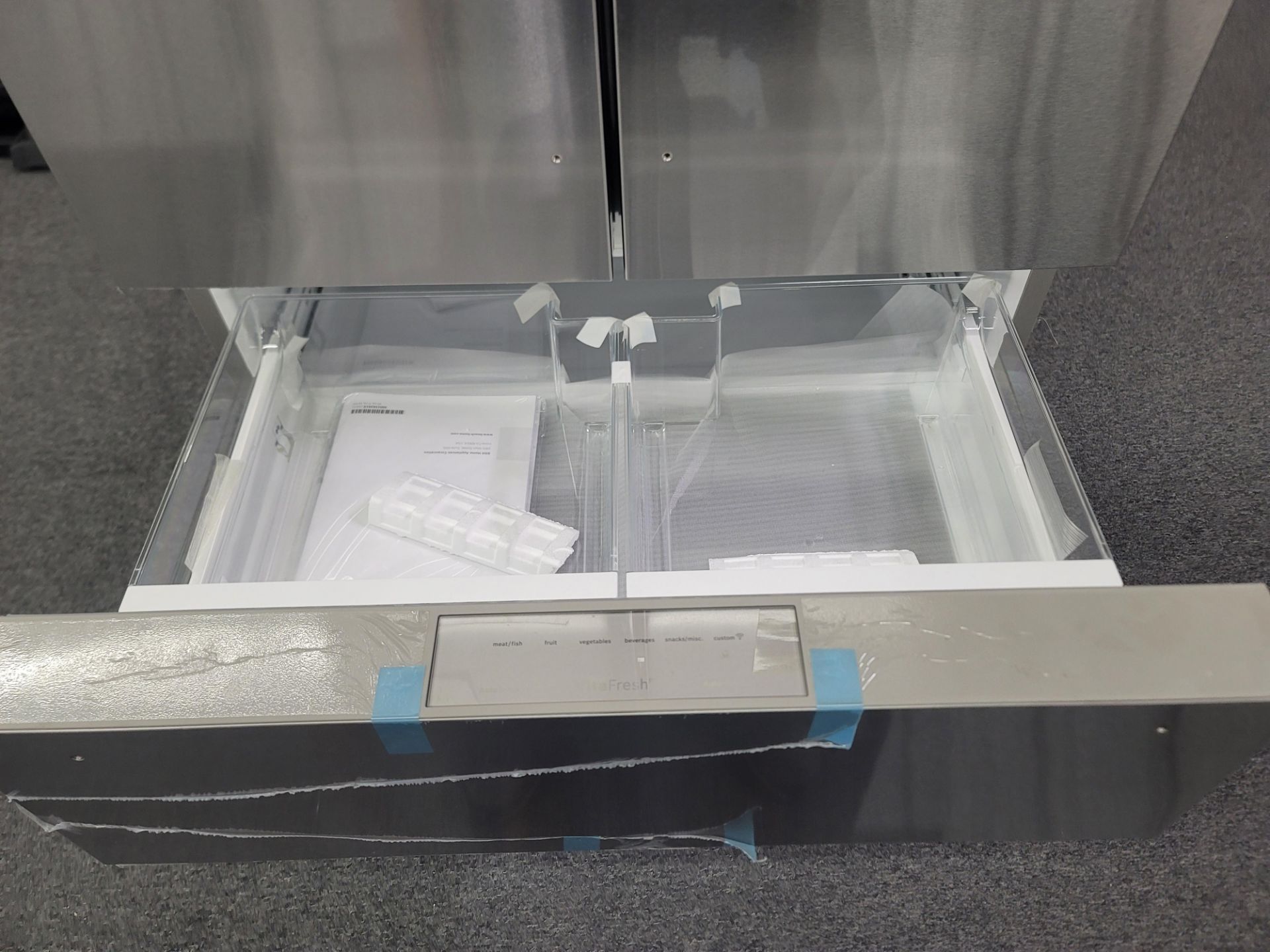 BOSCH 800 SERIES 36" COUNTER DEPTH FRENCH DOOR 14.5 CU. FT. REFRIGERATOR / 6.0 CU. FT. FREEZER / - Image 3 of 6