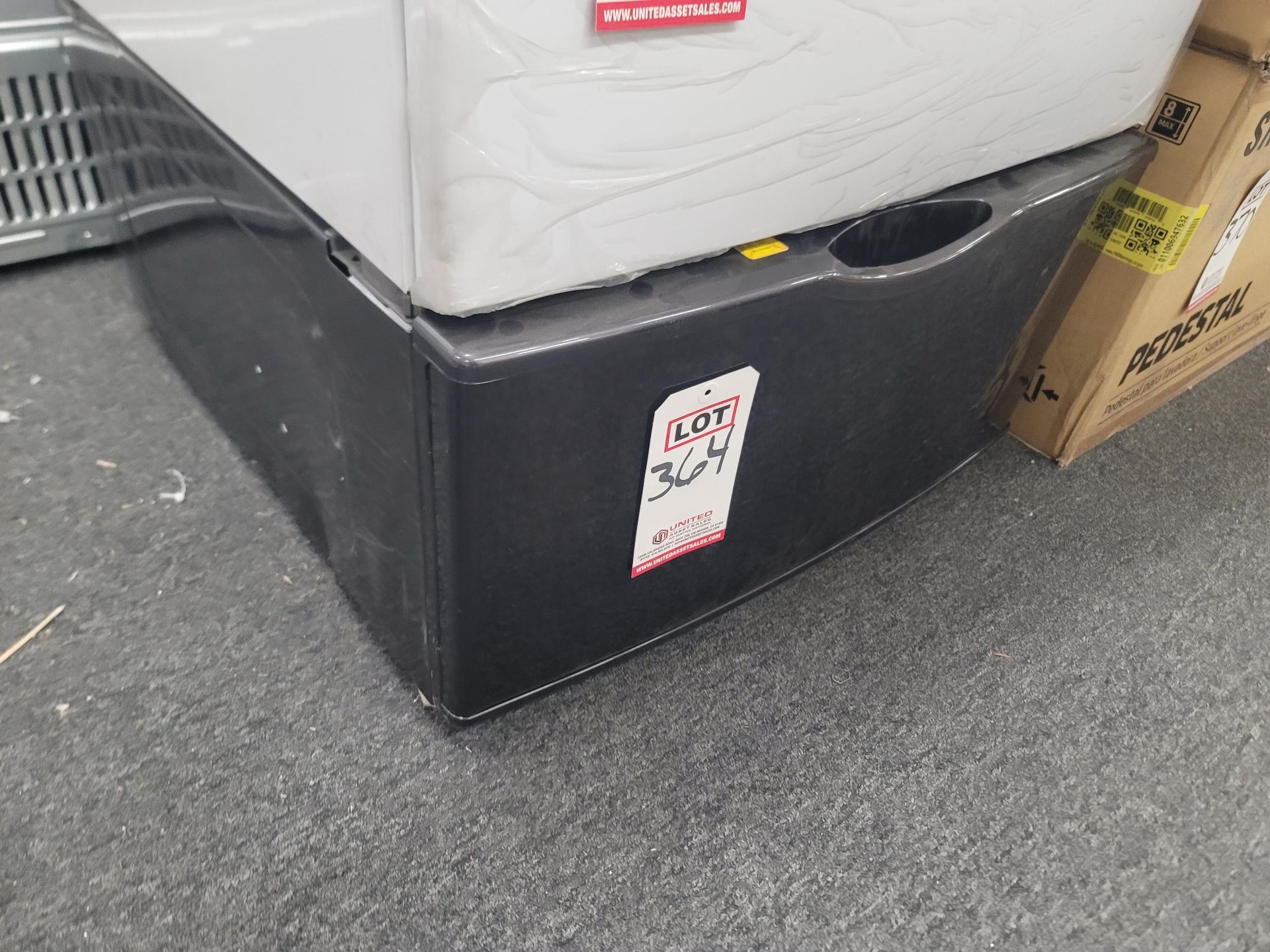 UNKNOWN 27" LAUNDRY PEDESTAL IN BLACK