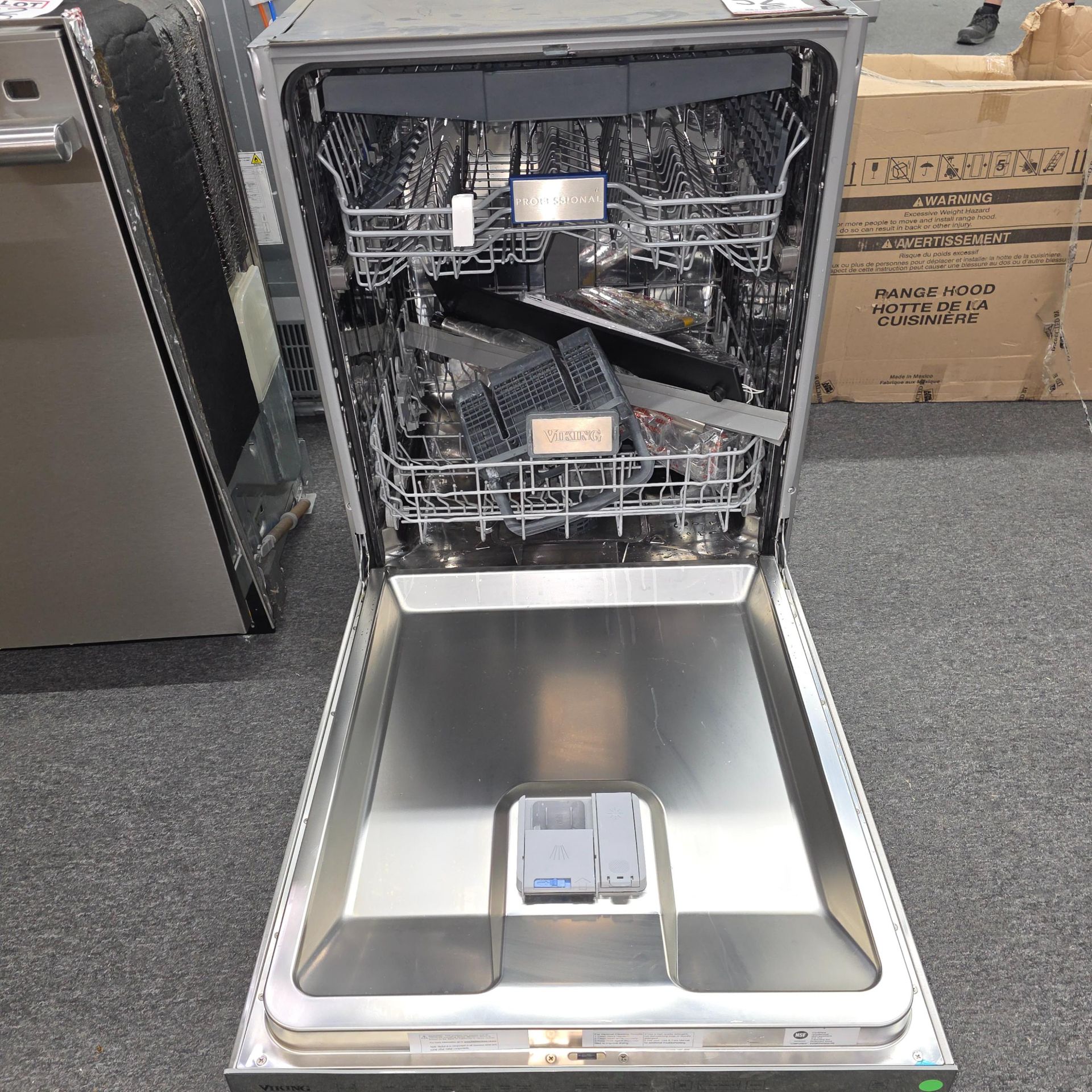 VIKING 24" DISHWASHER, MODEL VDWU524SS, DOOR IS DENTED, HANDLE & ACCESSORIES ARE INSIDE - Image 3 of 4