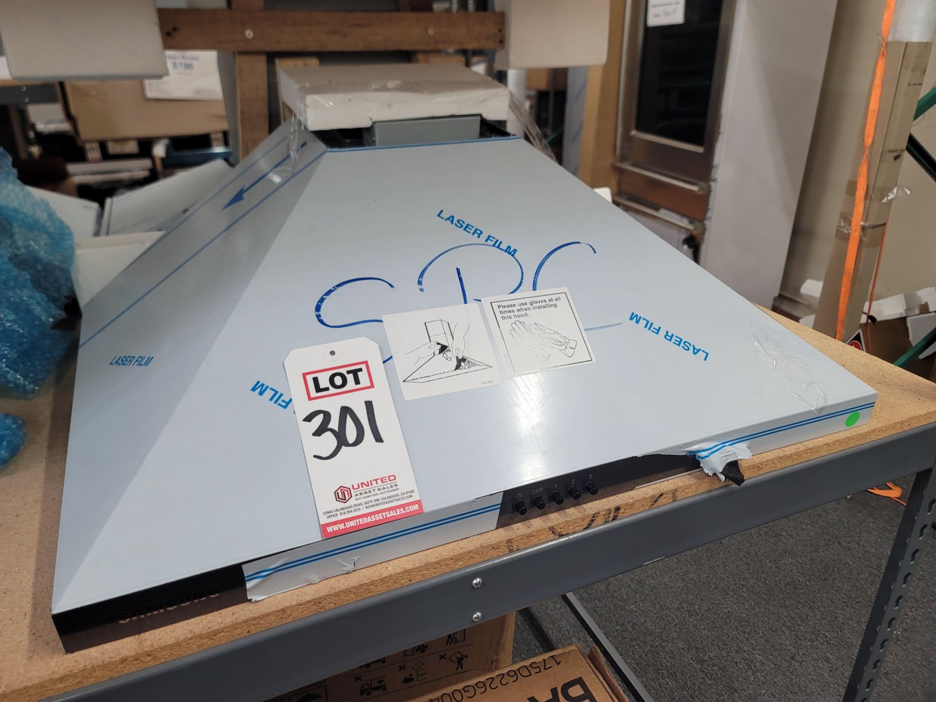 SAMSUNG 30" RANGE HOOD IN BLACK, MODEL UNKNOWN