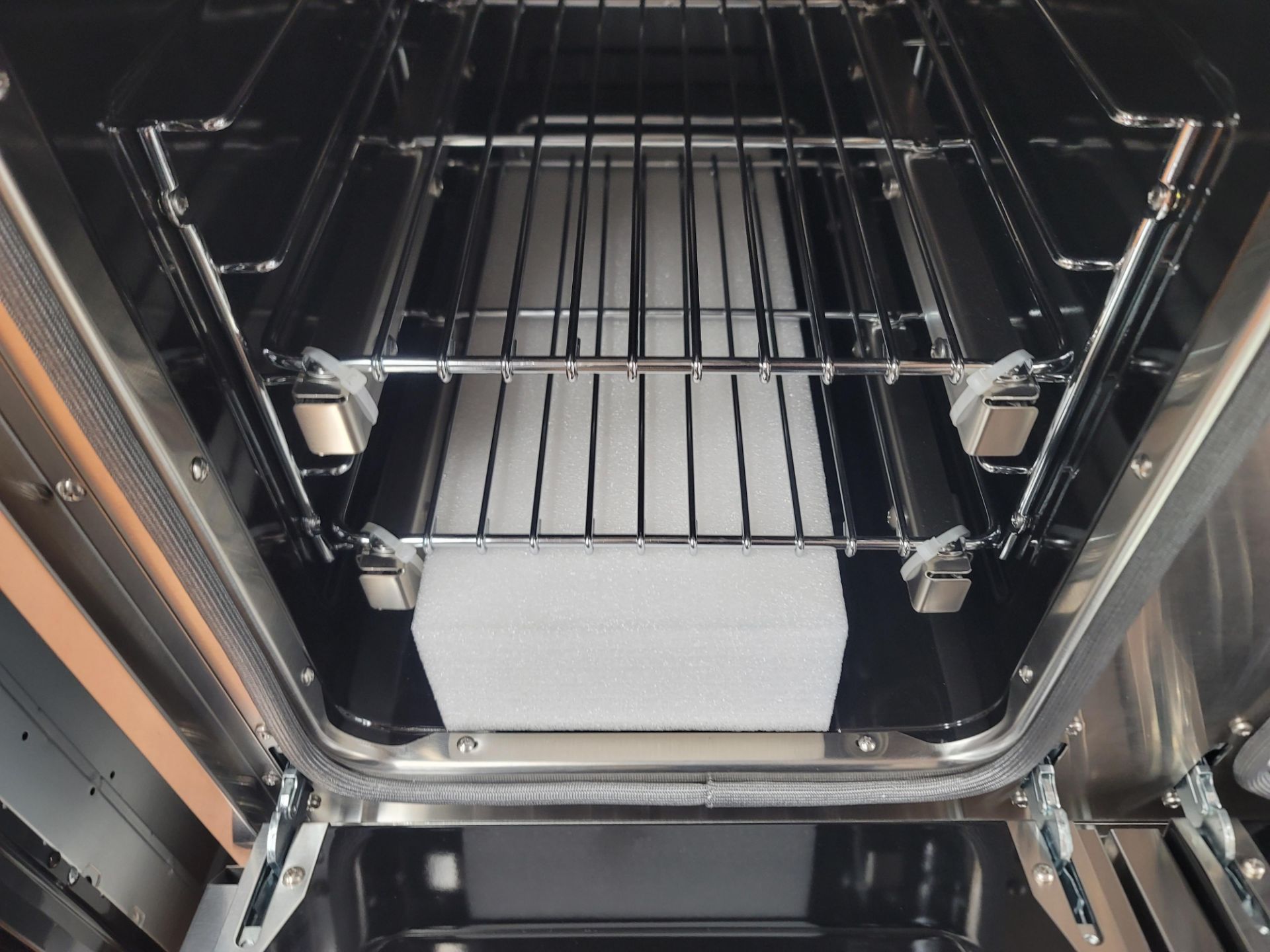 ZLINE 48" GAS RANGE W/ (8) GAS BURNERS AND 6.7 CU. FT. GAS DOUBLE OVEN IN STAINLESS STEEL, MODEL - Image 5 of 8