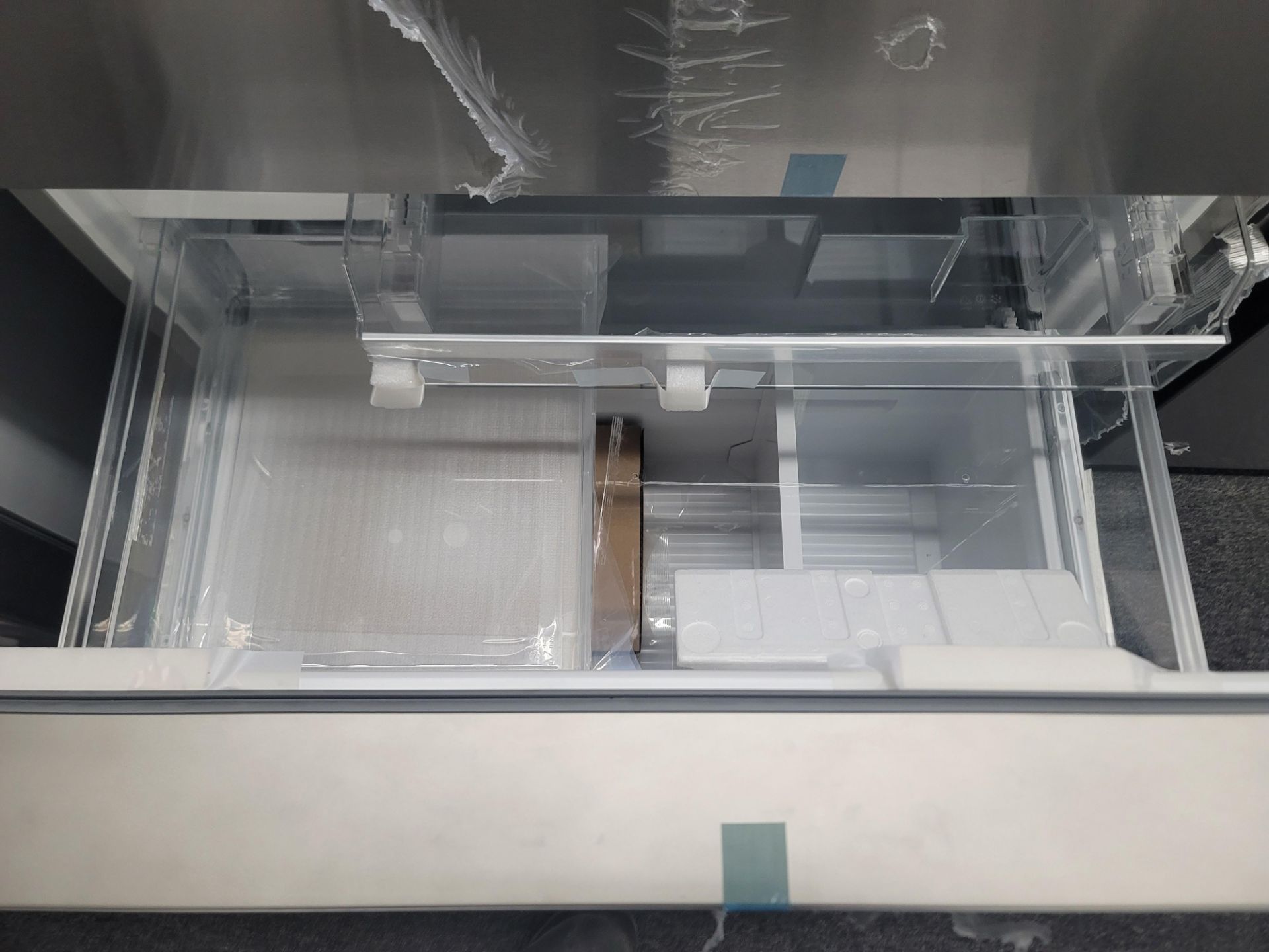 BOSCH 800 SERIES 36" SMART COUNTER DEPTH FRENCH DOOR 14.5 CU. FT. REFRIGERATOR / 6.0 CU. FT. FREEZER - Image 4 of 5