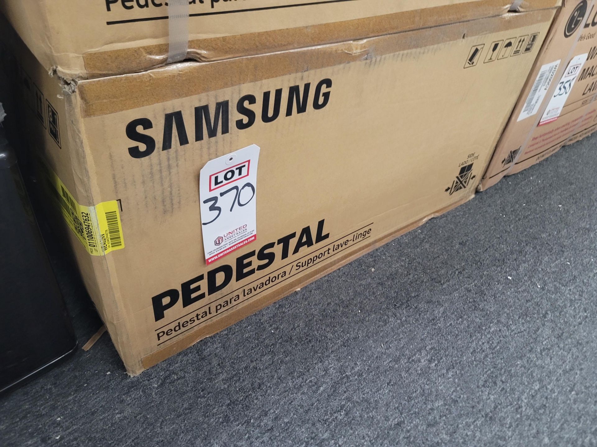 SAMSUNG 27" LAUNDRY PEDESTAL W/ 14.2" HT, IN BLACK STAINLESS STEEL, MODEL WE402NV, IN ORIGINAL