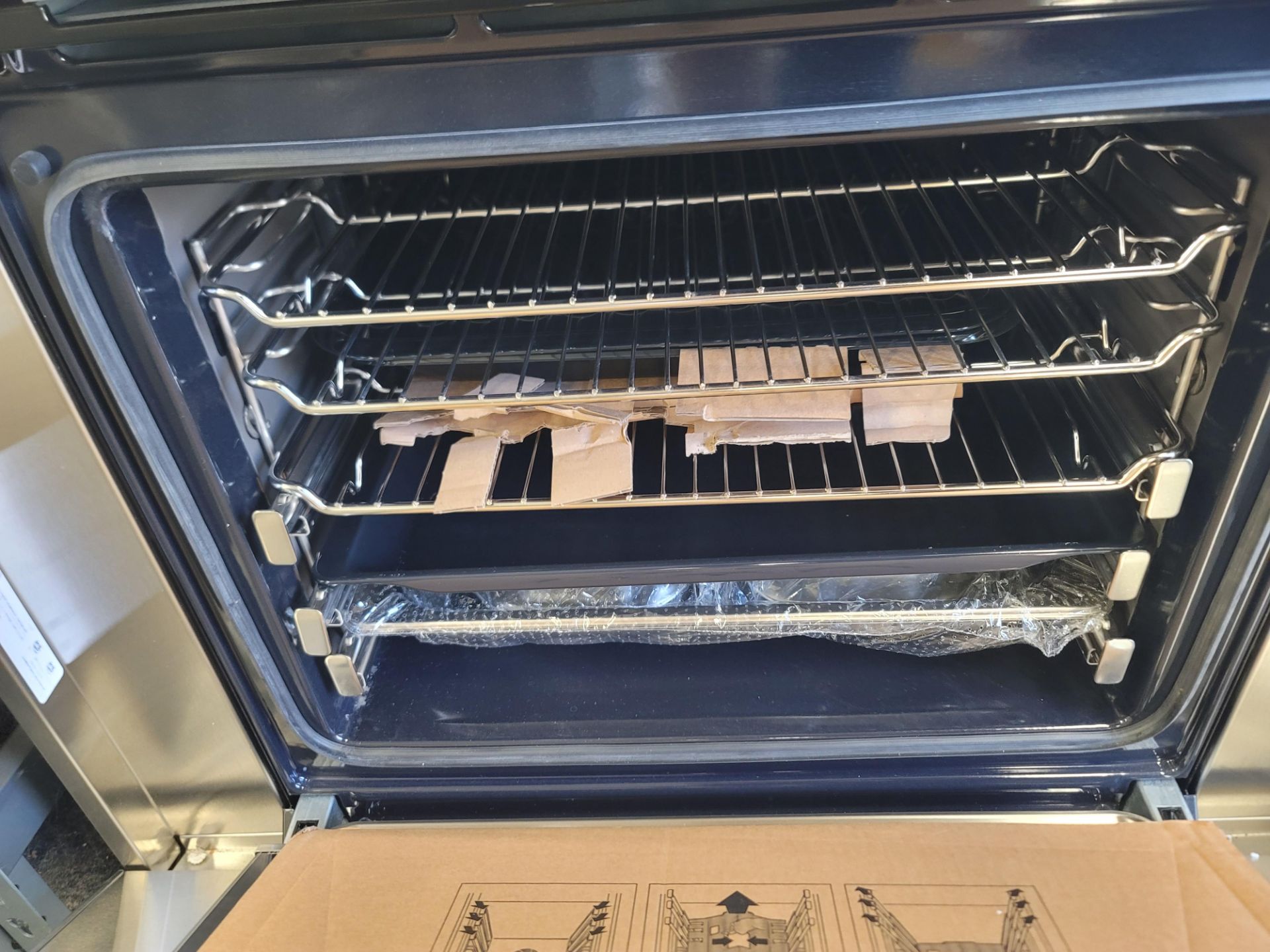 THERMADOR PROFESSIONAL SERIES 30" SINGLE ELECTRIC WALL OVEN W/ 2.8 CU. FT. CAPACITY IN STAINLESS - Image 3 of 4