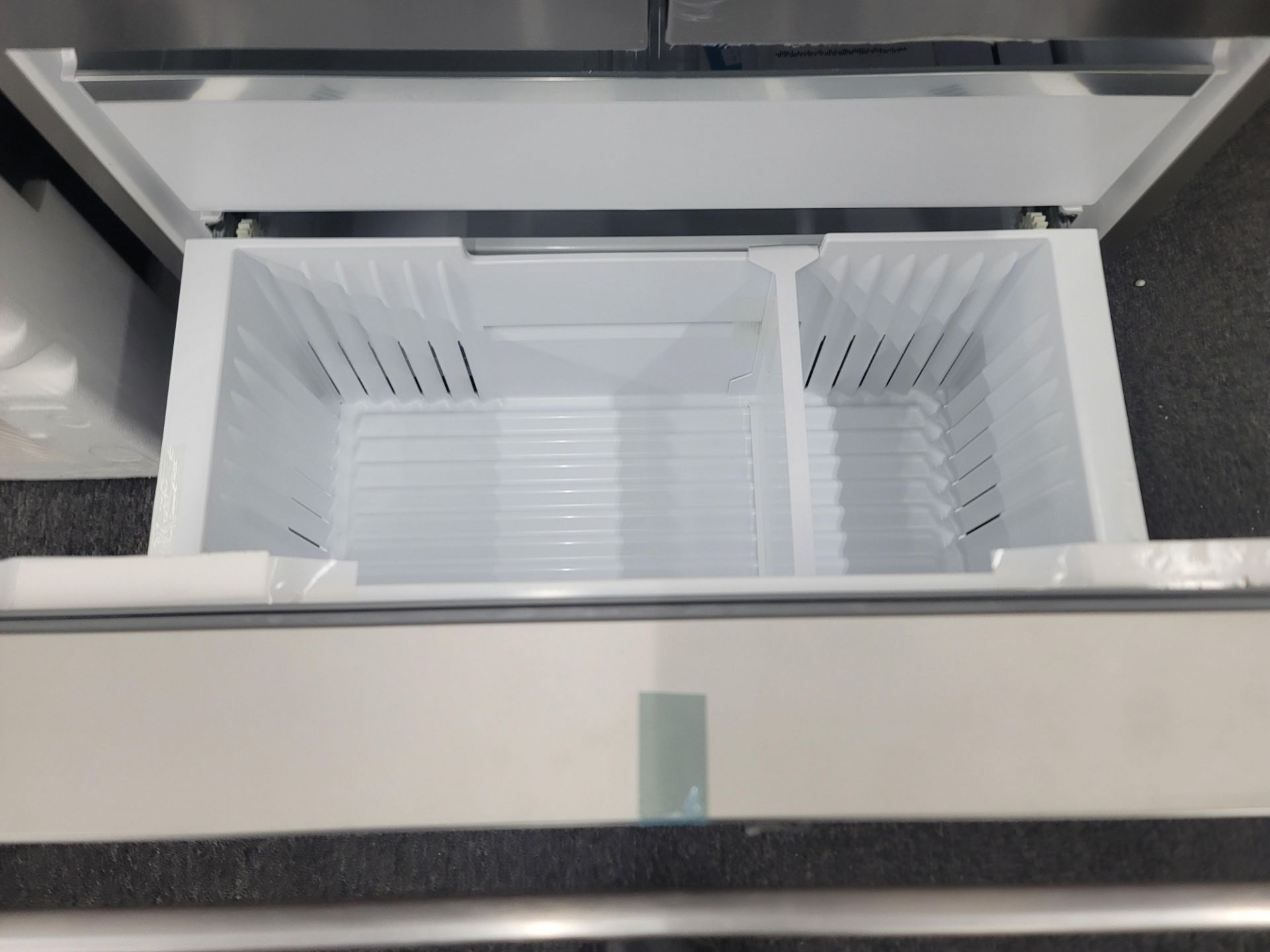 BOSCH 500 SERIES 36" SMART FREESTANDING FRENCH DOOR 15.2 CU. FT. REFRIGERATOR / 6.4 CU. FT. - Image 3 of 4