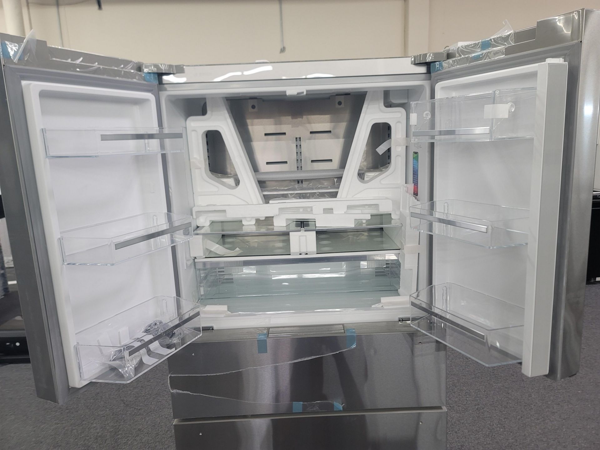 BOSCH 800 SERIES 36" COUNTER DEPTH FRENCH DOOR 14.5 CU. FT. REFRIGERATOR / 6.0 CU. FT. FREEZER / - Image 2 of 6