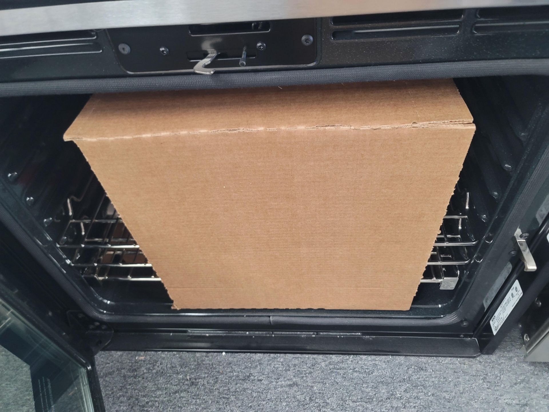 BOSCH BENCHMARK 30" SINGLE ELECTRIC WALL OVEN W/ 4.6 CU. FT. CAPACITY IN STAINLESS STEEL, MODEL - Image 4 of 5