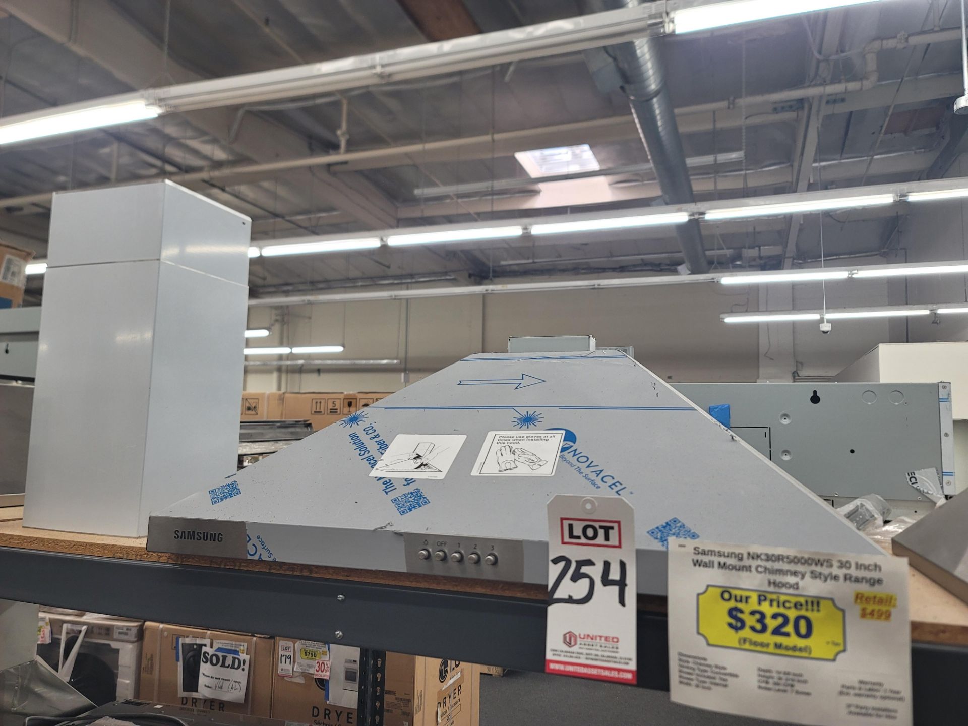 SAMSUNG 30" WALL MOUNT CHIMNEY STYLE RANGE HOOD, MODEL NK30R5000WS