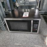 USED BREAKROOM MICROWAVE OVEN, FARBERWARE 1,000 WATT, MODEL UNKNOWN