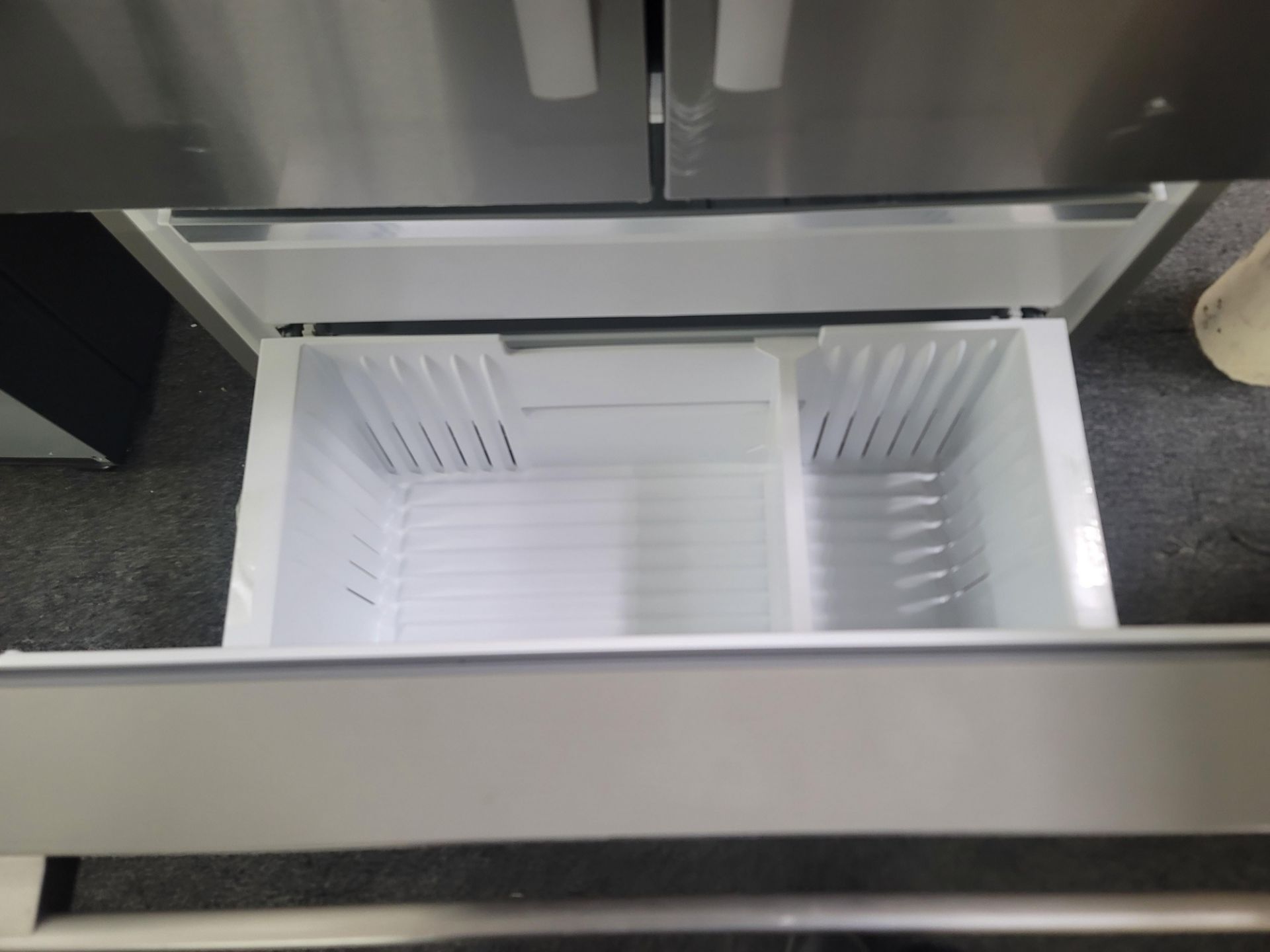 BOSCH 500 SERIES 36" SMART FREESTANDING FRENCH DOOR 15.2 CU. FT. REFRIGERATOR / 6.4 CU. FT. - Image 3 of 4