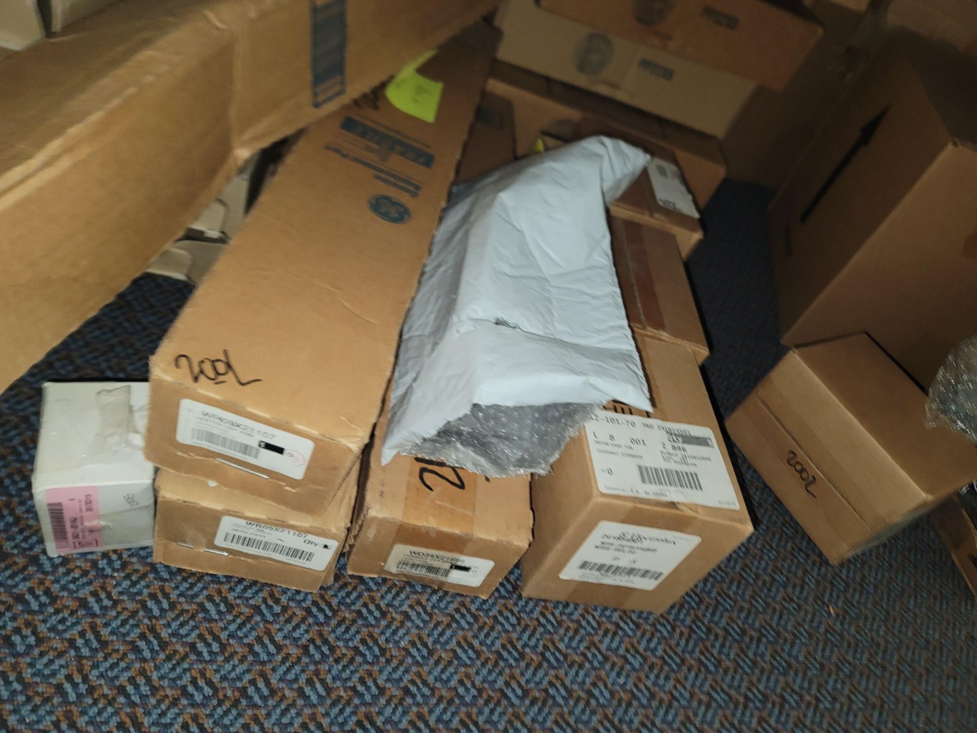 LOT - 8' SHELF UNIT W/ CONTENTS OF APPLIANCE REPLACEMENT PARTS - Image 15 of 16