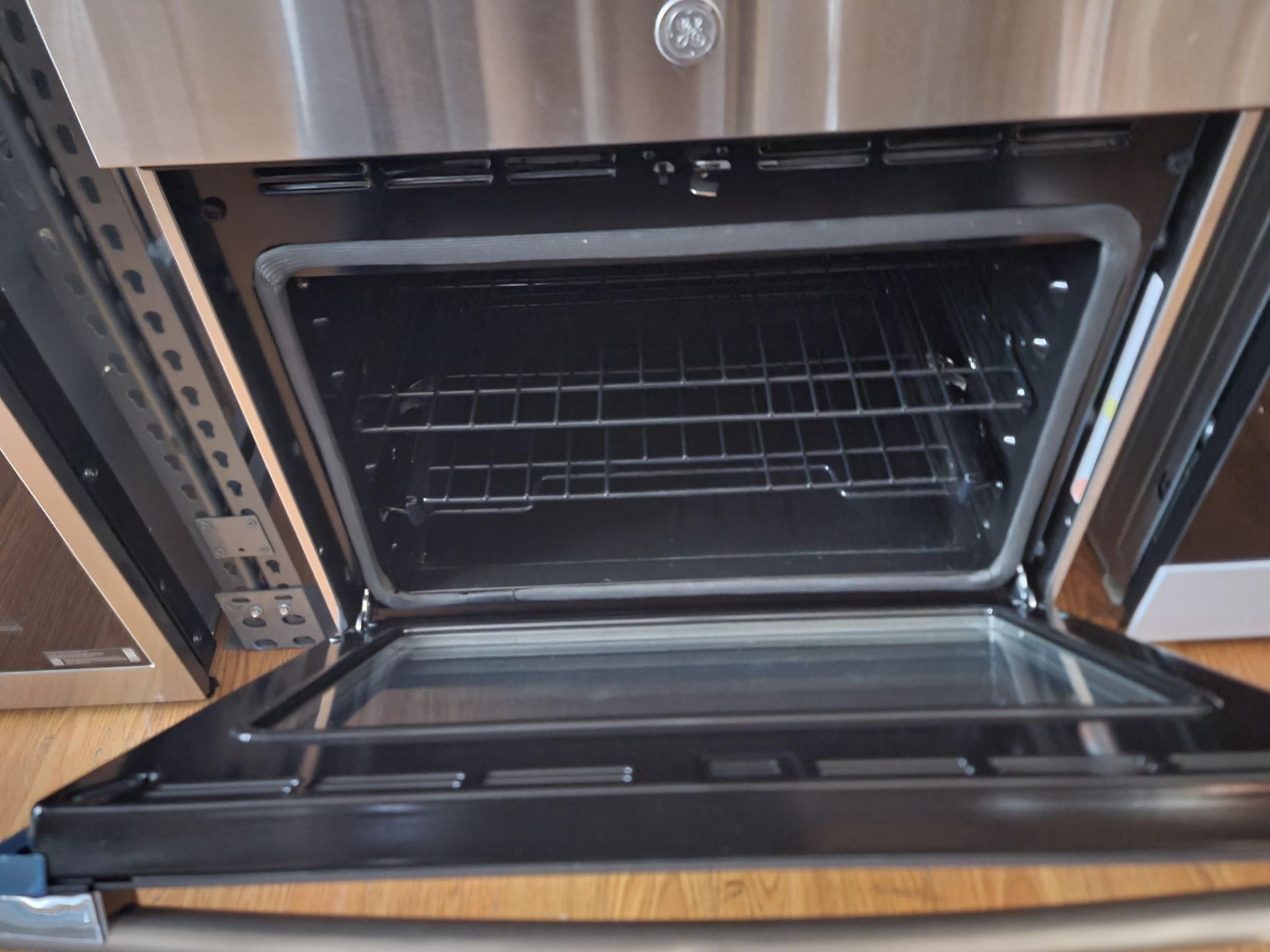 GE PROFILE 30" SMART CONVECTION DOUBLE WALL OVEN IN STAINLESS STEEL, 5.0 CU. FT. UPPER CAPACITY / - Image 3 of 4
