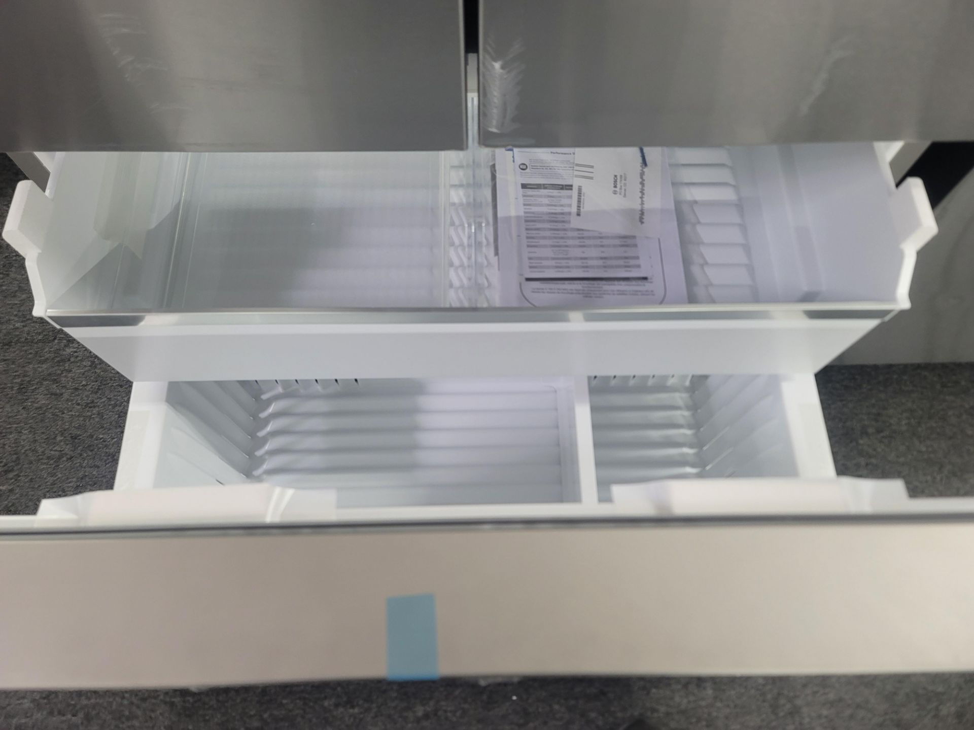 BOSCH 500 SERIES 36" SMART FREESTANDING FRENCH DOOR 15.2 CU. FT. REFRIGERATOR / 6.4 CU. FT. - Image 3 of 4