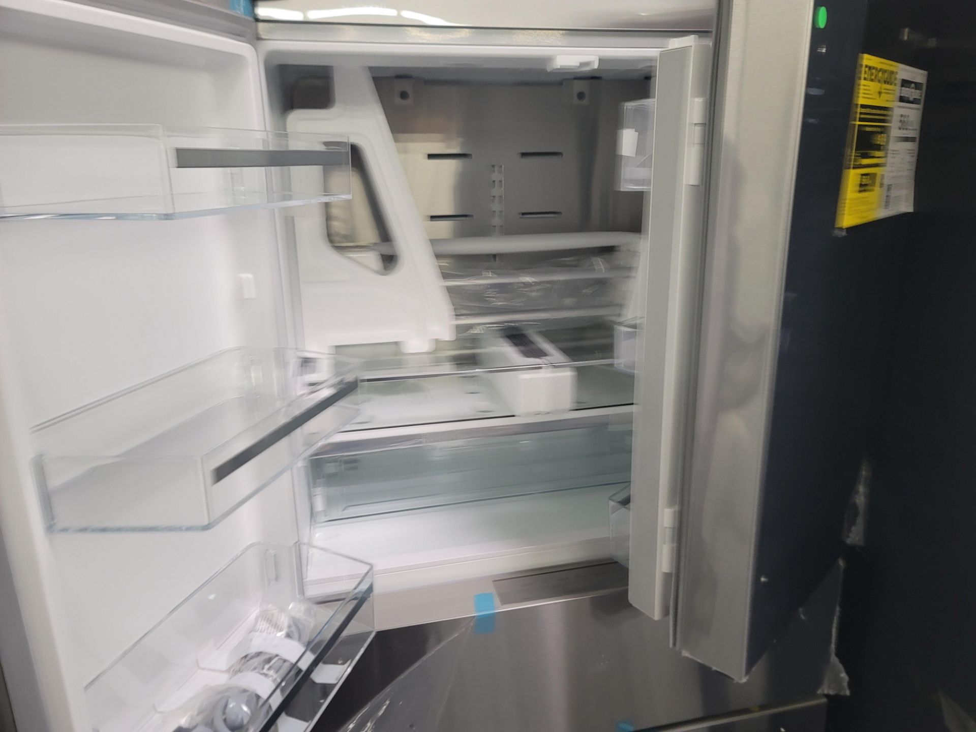 BOSCH 800 SERIES 36" COUNTER DEPTH FRENCH DOOR 14.5 CU. FT. REFRIGERATOR / 6.0 CU. FT. FREEZER / - Image 2 of 7