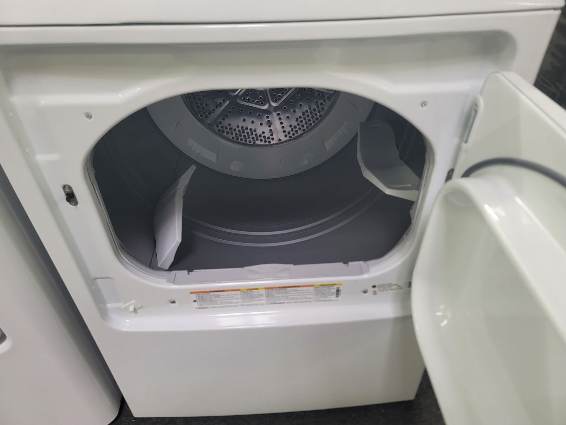 GE 27" ELECTRIC DRYER IN WHITE, 7.2 CU. FT. CAPACITY, MODEL GTD38EASWWS - Image 2 of 3