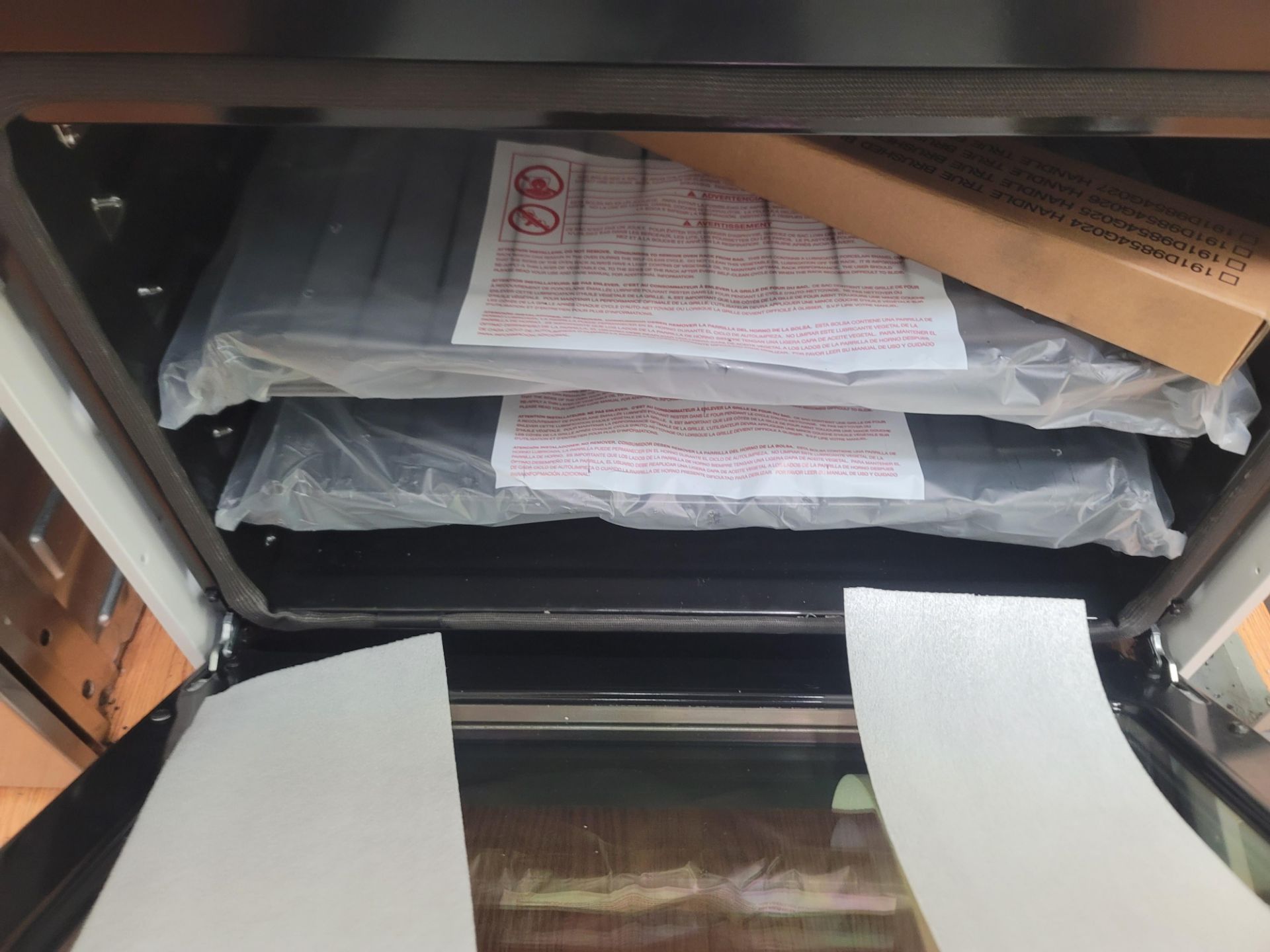 CAFE 30" DOUBLE CONVECTION SMART ELECTRIC WALL OVEN IN WHITE W/ BRONZE HANDLES, CAPACITY: UPPER 5. - Image 3 of 4