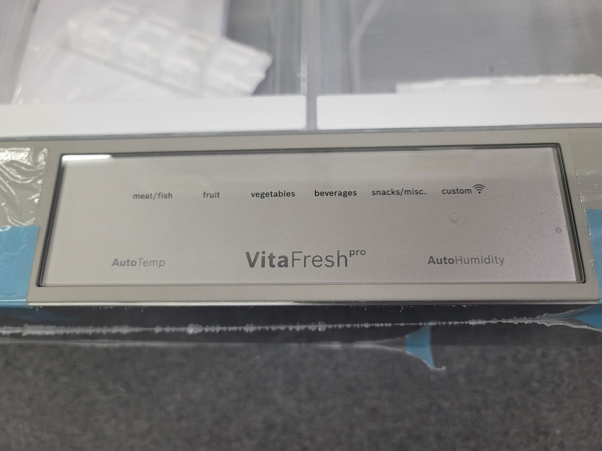 BOSCH 800 SERIES 36" COUNTER DEPTH FRENCH DOOR 14.5 CU. FT. REFRIGERATOR / 6.0 CU. FT. FREEZER / - Image 4 of 6