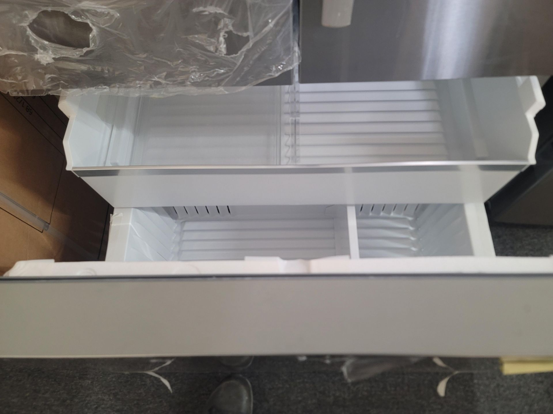 BOSCH 500 SERIES 36" SMART FREESTANDING FRENCH DOOR 15.2 CU. FT. REFRIGERATOR / 6.4 CU. FT. - Image 3 of 4