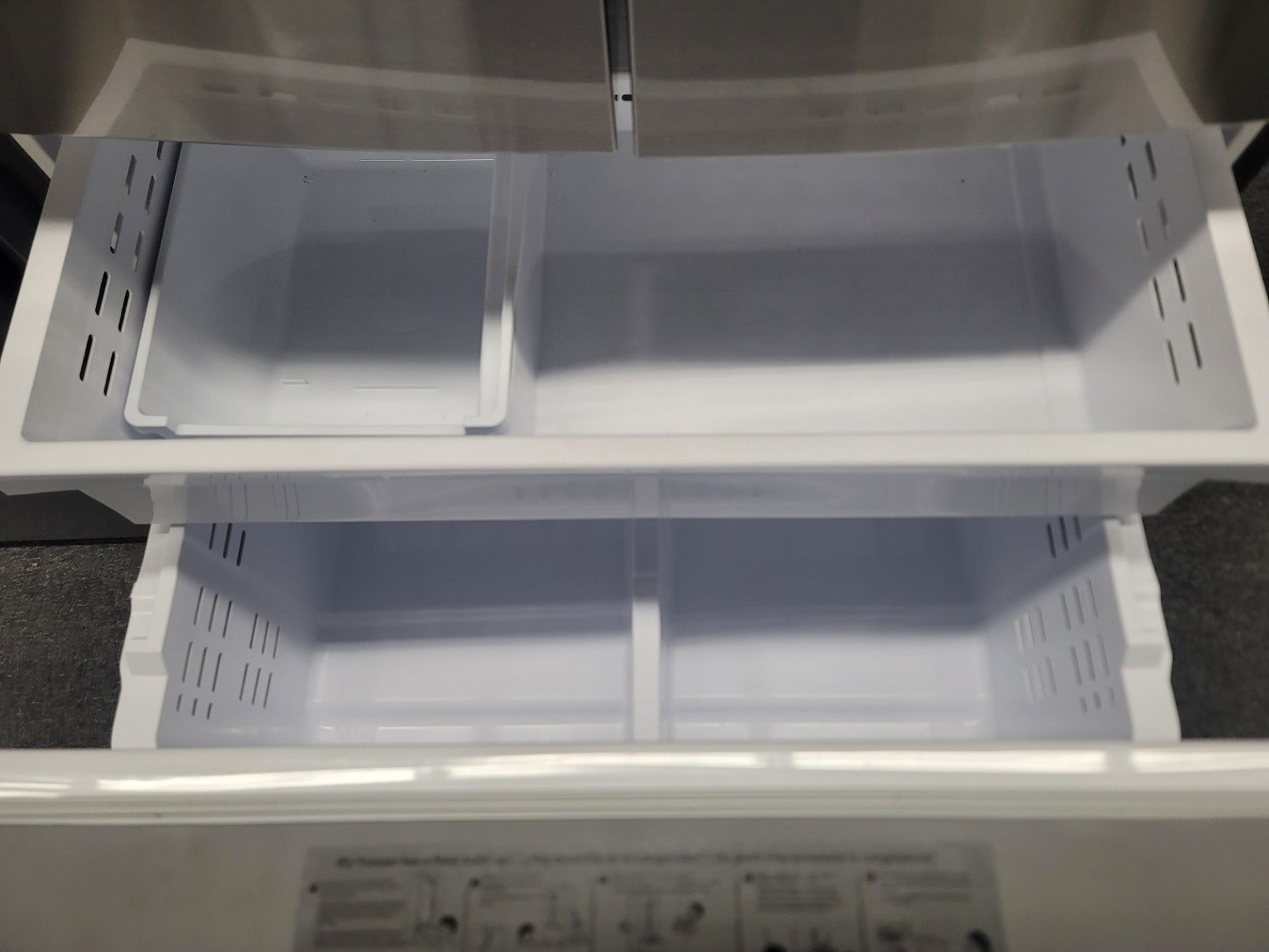 SAMSUNG 36" SMART FAMILY HUB FRENCH DOOR 19.1 CU. FT. REFRIGERATOR / 8.6 CU. FT. FREEZER / 27.7 - Image 4 of 5