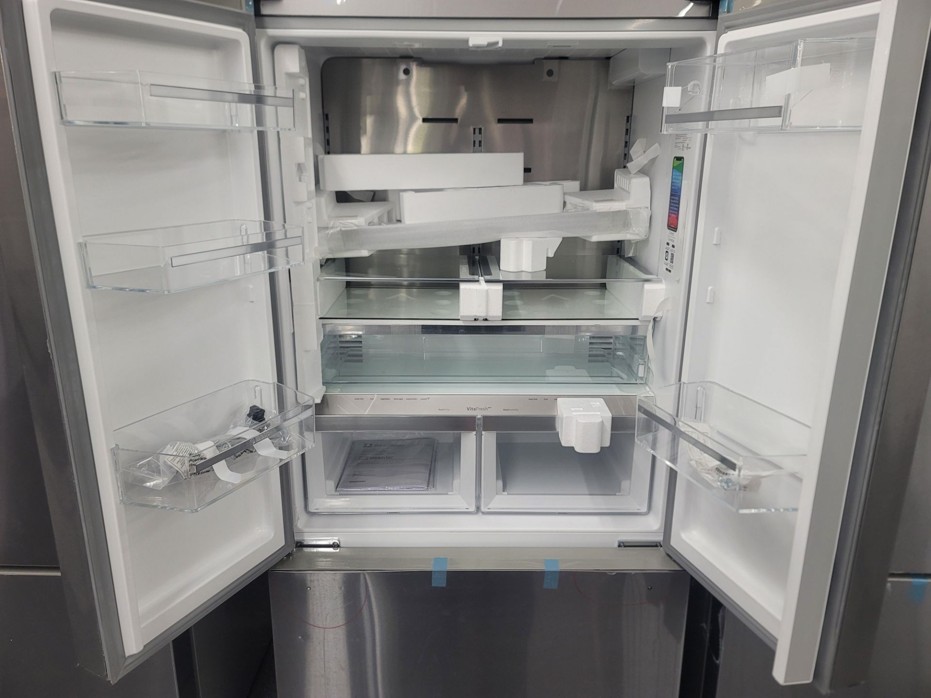 BOSCH 800 SERIES 36" SMART COUNTER DEPTH FRENCH DOOR 15 CU. FT. REFRIGERATOR / 6.0 CU. FT. FREEZER / - Image 2 of 4