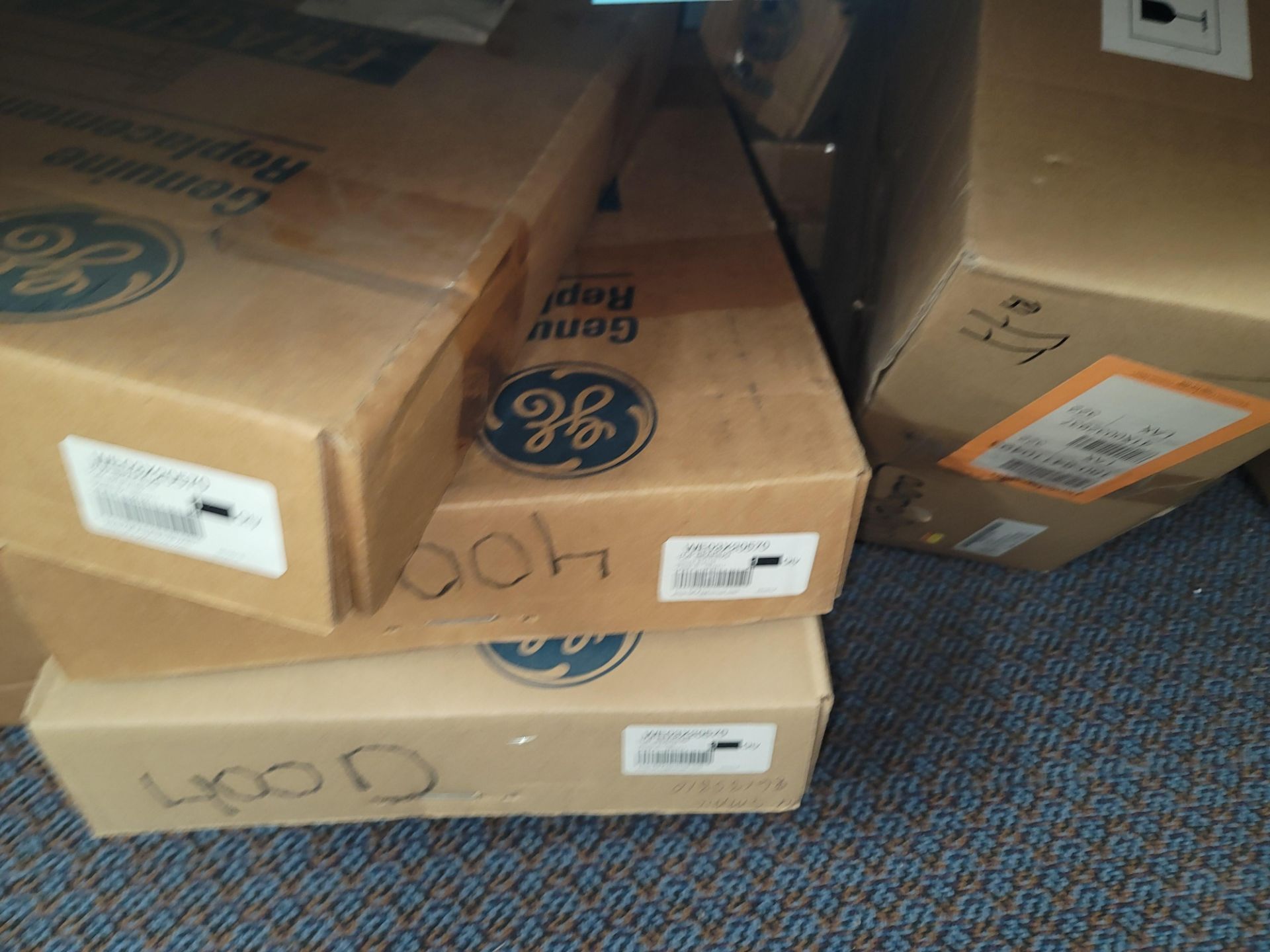 LOT - 8' SHELF UNIT W/ CONTENTS OF APPLIANCE REPLACEMENT PARTS - Image 15 of 16