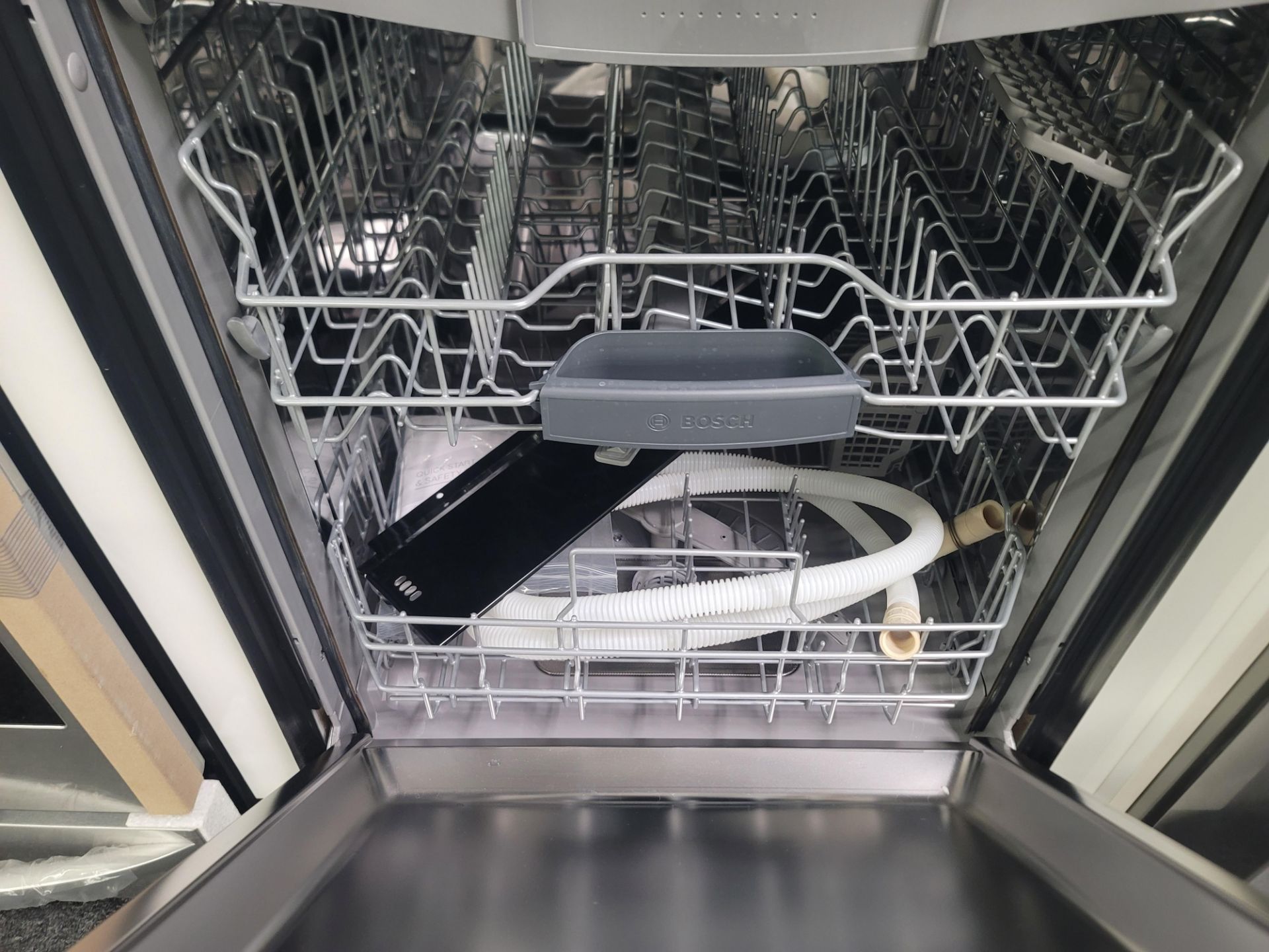 BOSCH 100 SERIES 24" FULLY INTEGRATED BUILT-IN DISHWASHER IN BLACK, MODEL SHXM4AY56N - Image 3 of 4