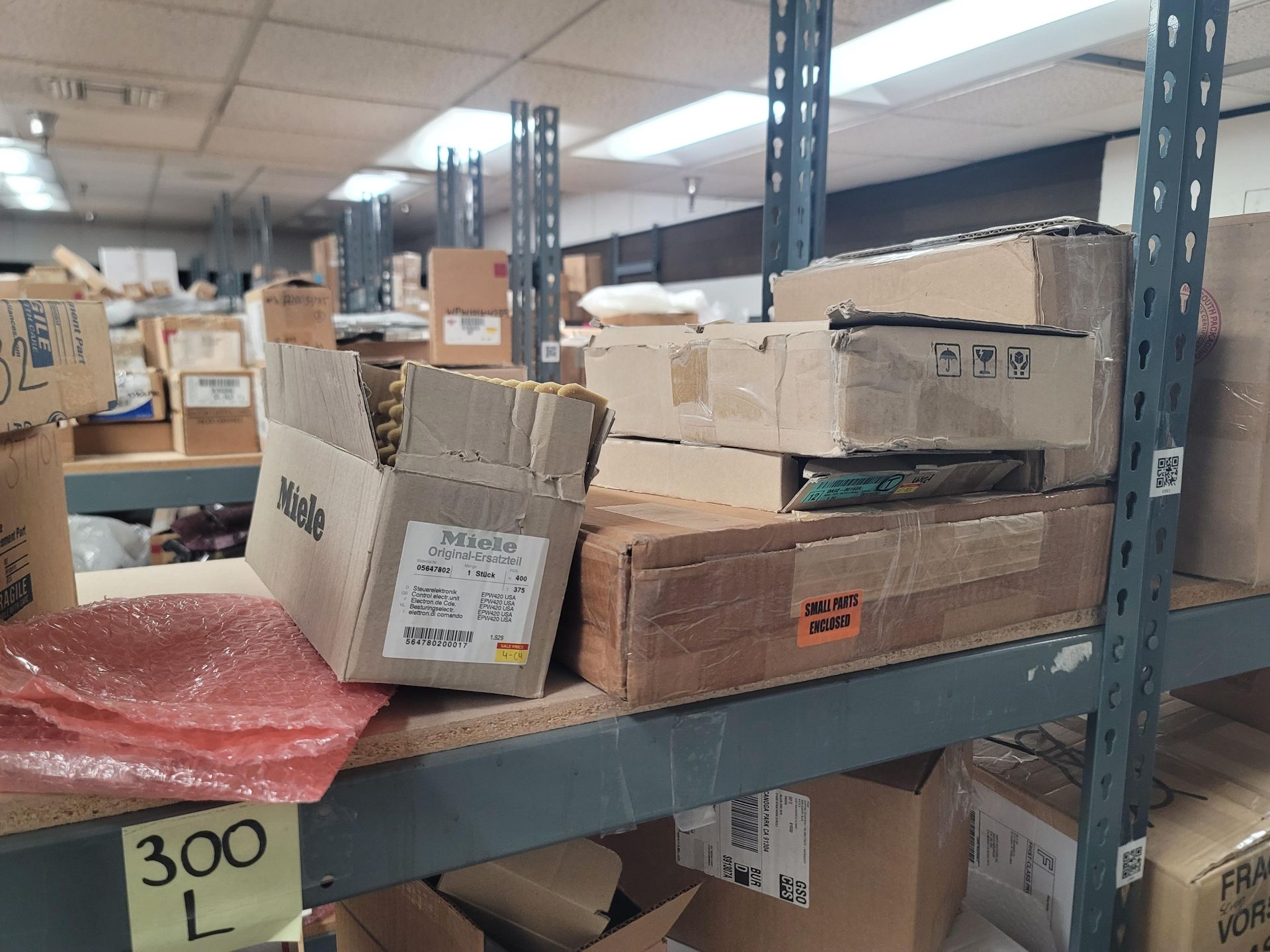 LOT - 8' SHELF UNIT W/ CONTENTS OF APPLIANCE REPLACEMENT PARTS - Image 14 of 26