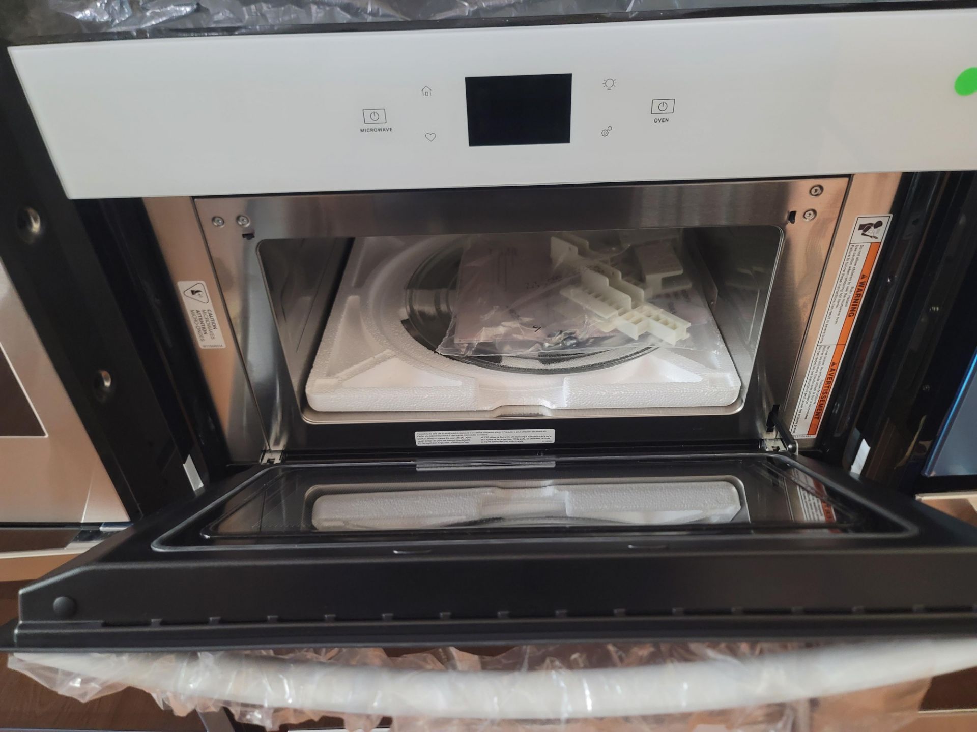 WHIRLPOOL 27" COMBINATION MICROWAVE & ELECTRIC WALL OVEN IN WHITE, CAPACITY: MICRO 1.4 CU. FT. / - Image 2 of 4