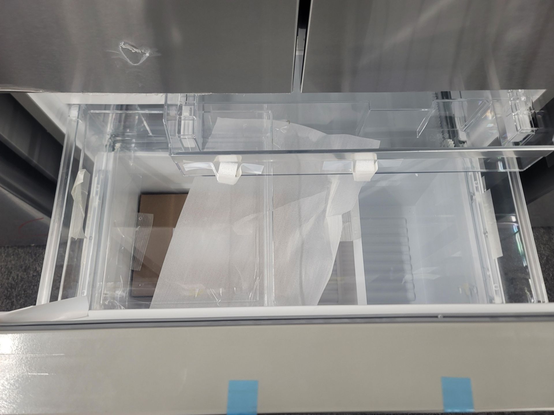 BOSCH 800 SERIES 36" SMART COUNTER DEPTH FRENCH DOOR 15 CU. FT. REFRIGERATOR / 6.0 CU. FT. FREEZER / - Image 3 of 4