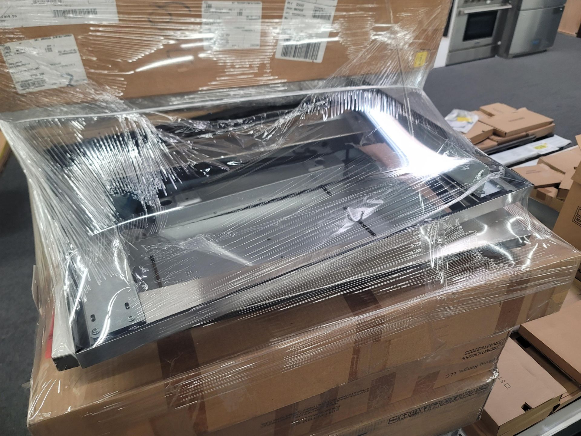 LOT - PALLET OF APPLIANCE TRIM KITS, APPROX. (18) PIECES - Image 4 of 17