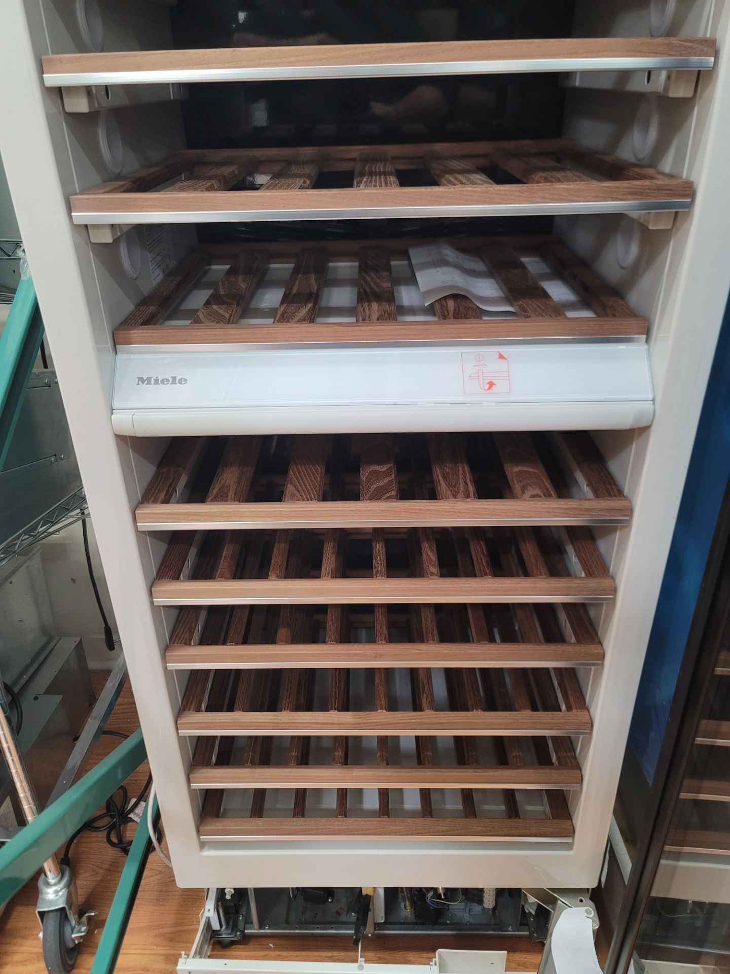 MIELE MASTERCOOL SERIES 24" WINE COOLER W/ 102-BOTTLE CAPACITY, MODEL KWT1603VI - Image 4 of 5