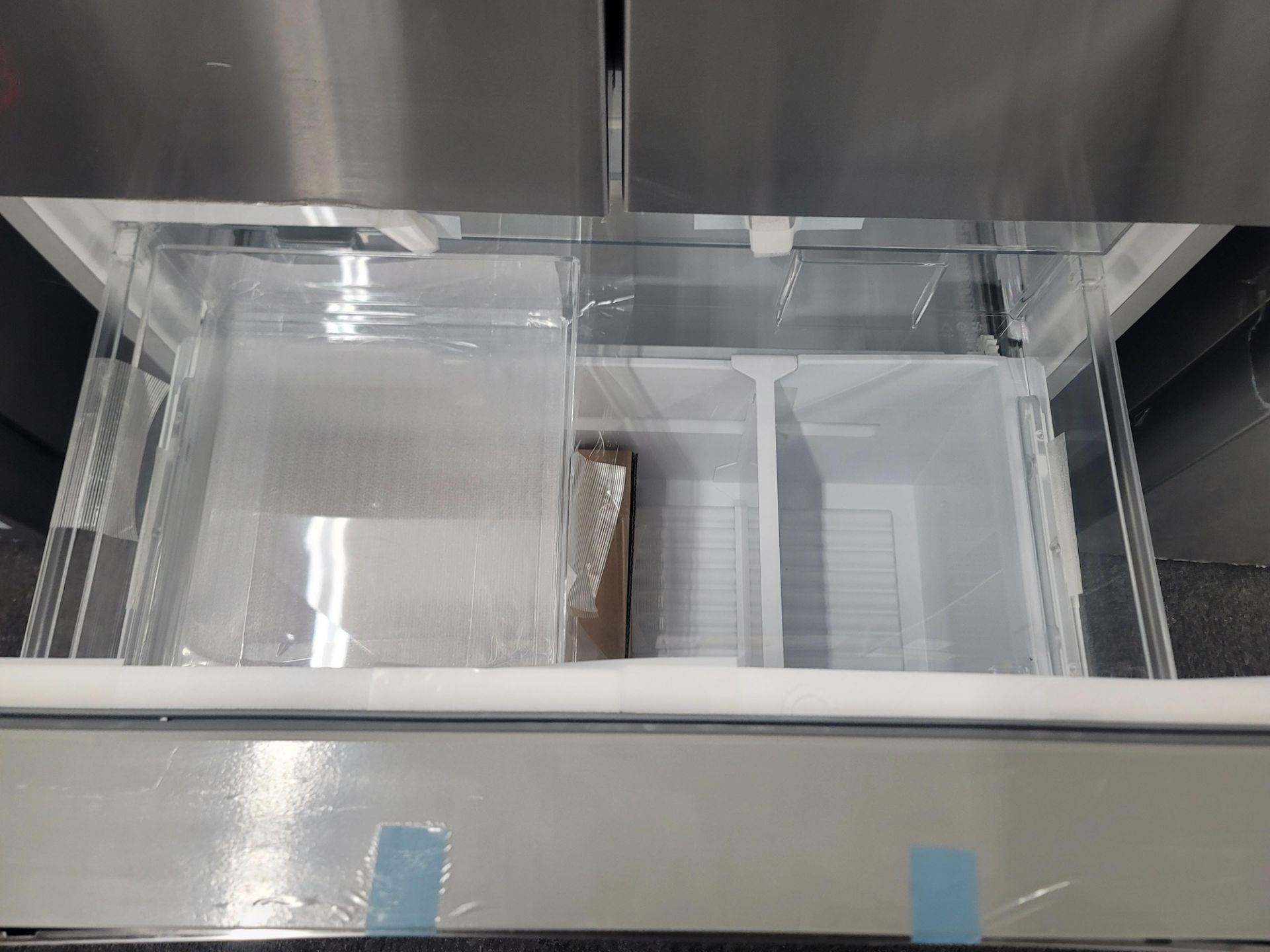 BOSCH 800 SERIES 36" SMART COUNTER DEPTH FRENCH DOOR 15 CU. FT. REFRIGERATOR / 6.0 CU. FT. FREEZER / - Image 3 of 4