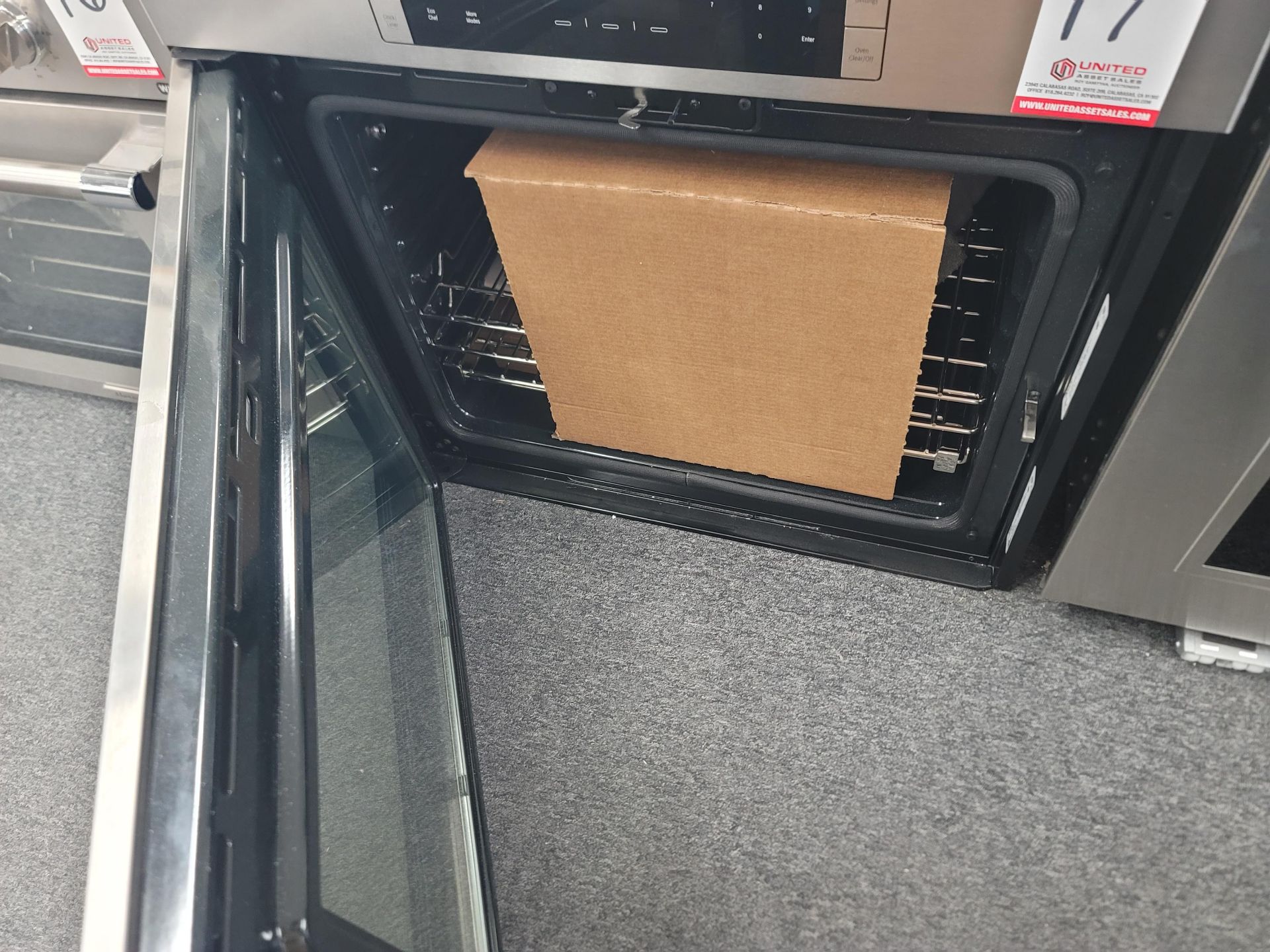 BOSCH BENCHMARK 30" SINGLE ELECTRIC WALL OVEN W/ 4.6 CU. FT. CAPACITY IN STAINLESS STEEL, MODEL - Image 3 of 5