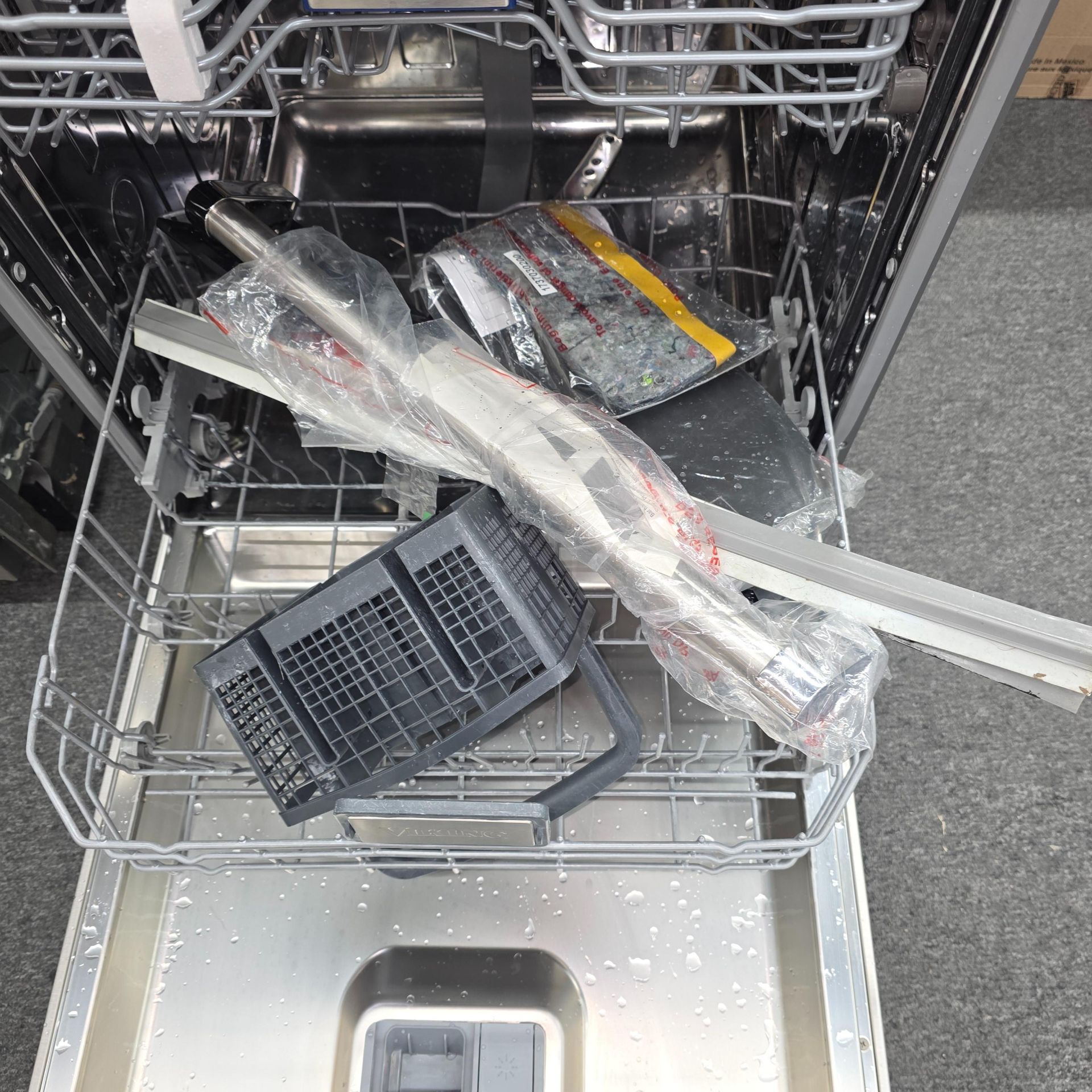 VIKING 24" DISHWASHER, MODEL VDWU524SS, DOOR IS DENTED, HANDLE & ACCESSORIES ARE INSIDE - Image 4 of 4