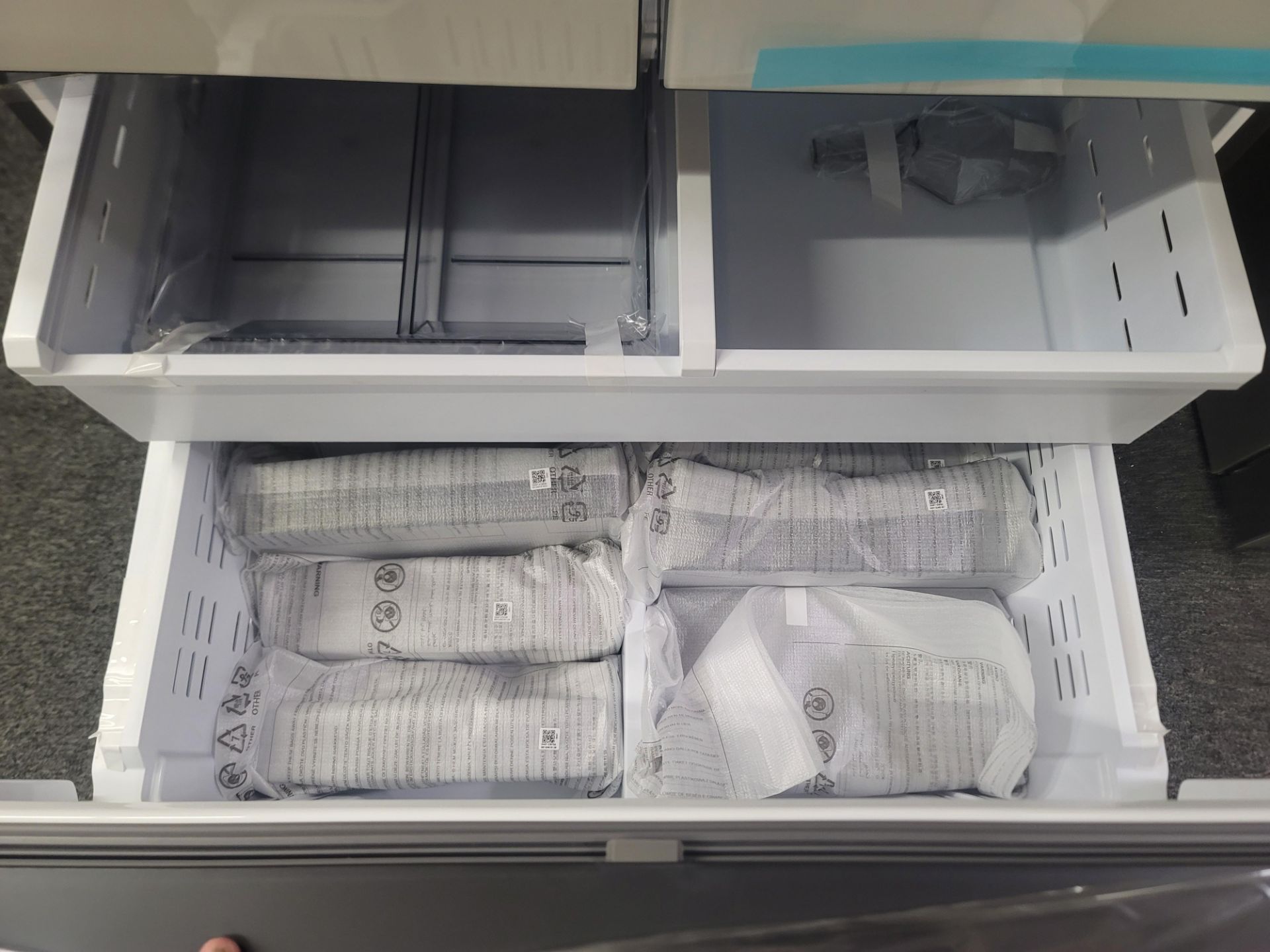 SAMSUNG BESPOKE 36" SMART FREESTANDING FRENCH DOOR 20.8 CU. FT. REFRIGERATOR / 9.0 CU. FT. FREEZER / - Image 5 of 8