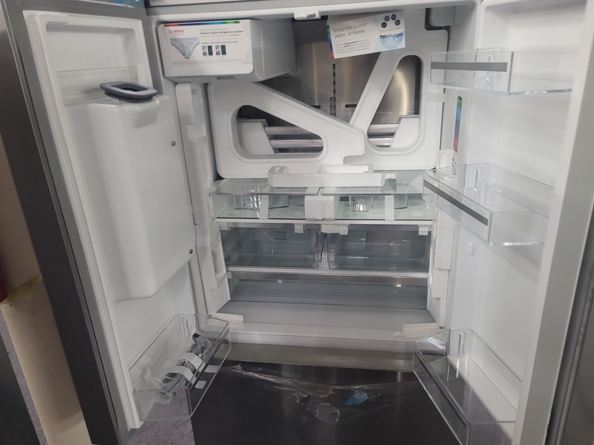 BOSCH 500 SERIES 36" SMART FREESTANDING FRENCH DOOR 18 CU. FT. REFRIGERATOR / 8 CU. FT. FREEZER / 26 - Image 4 of 5