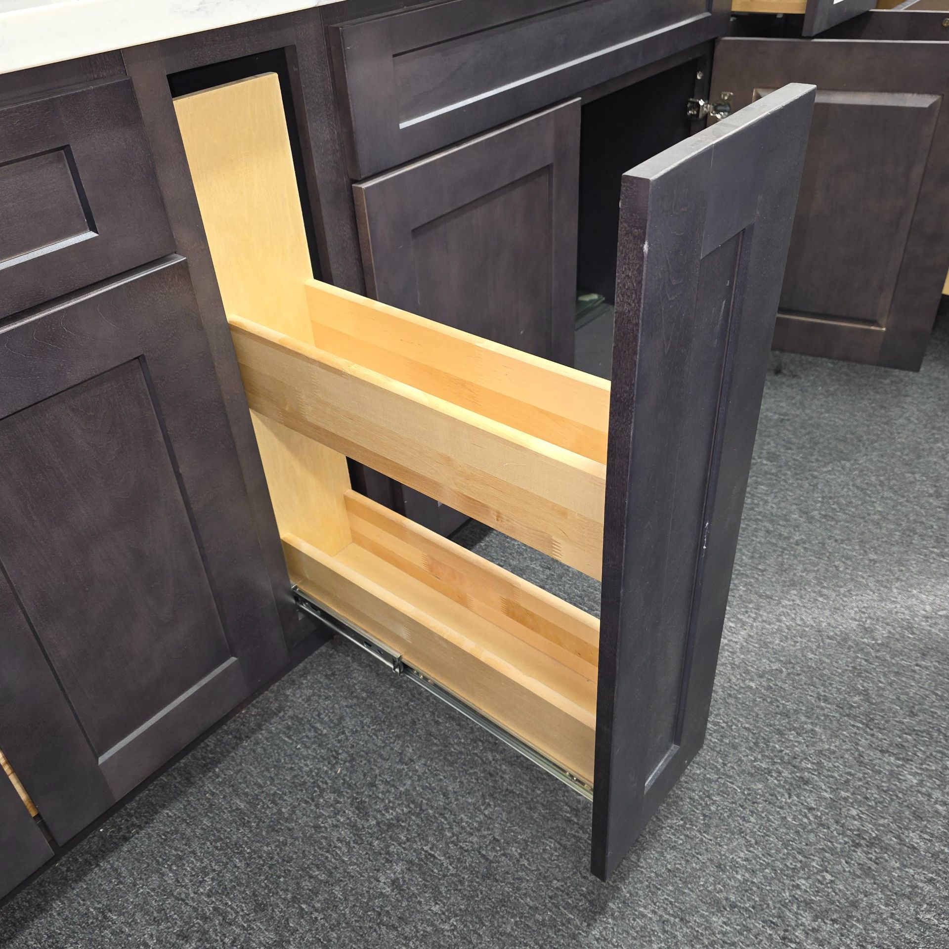 LOT - TWO-TONE KITCHEN CABINET SET W/ 9' OF BASE CABINETS, 31" OVEN CABINET AND (2) 35-1/2" WALL - Image 5 of 5