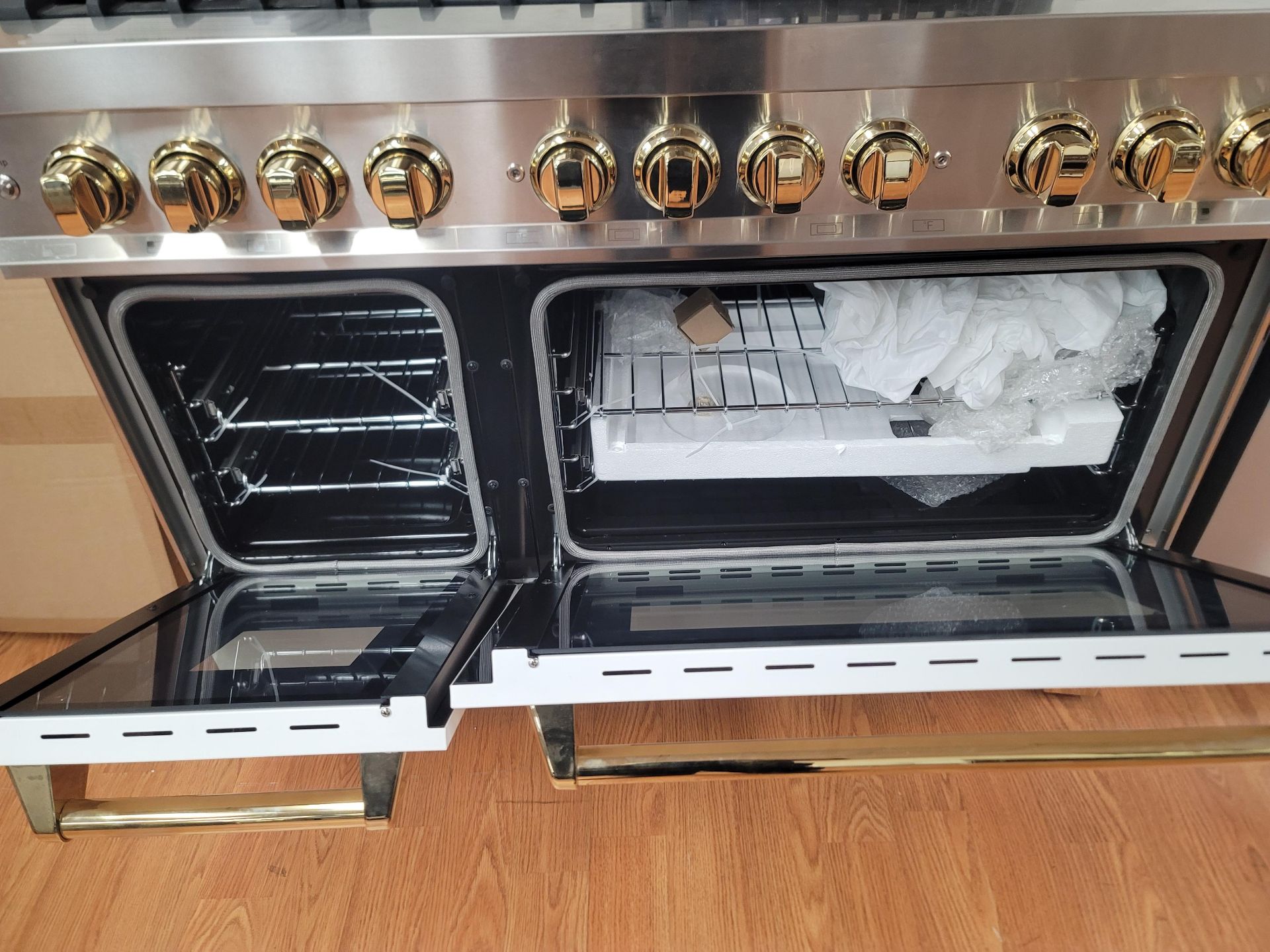 ZLINE AUTOGRAPH EDITION 48" FREESTANDING DUAL FUEL RANGE IN WHITE MATTE & BRASS, W/ (7) BURNERS, - Image 5 of 6